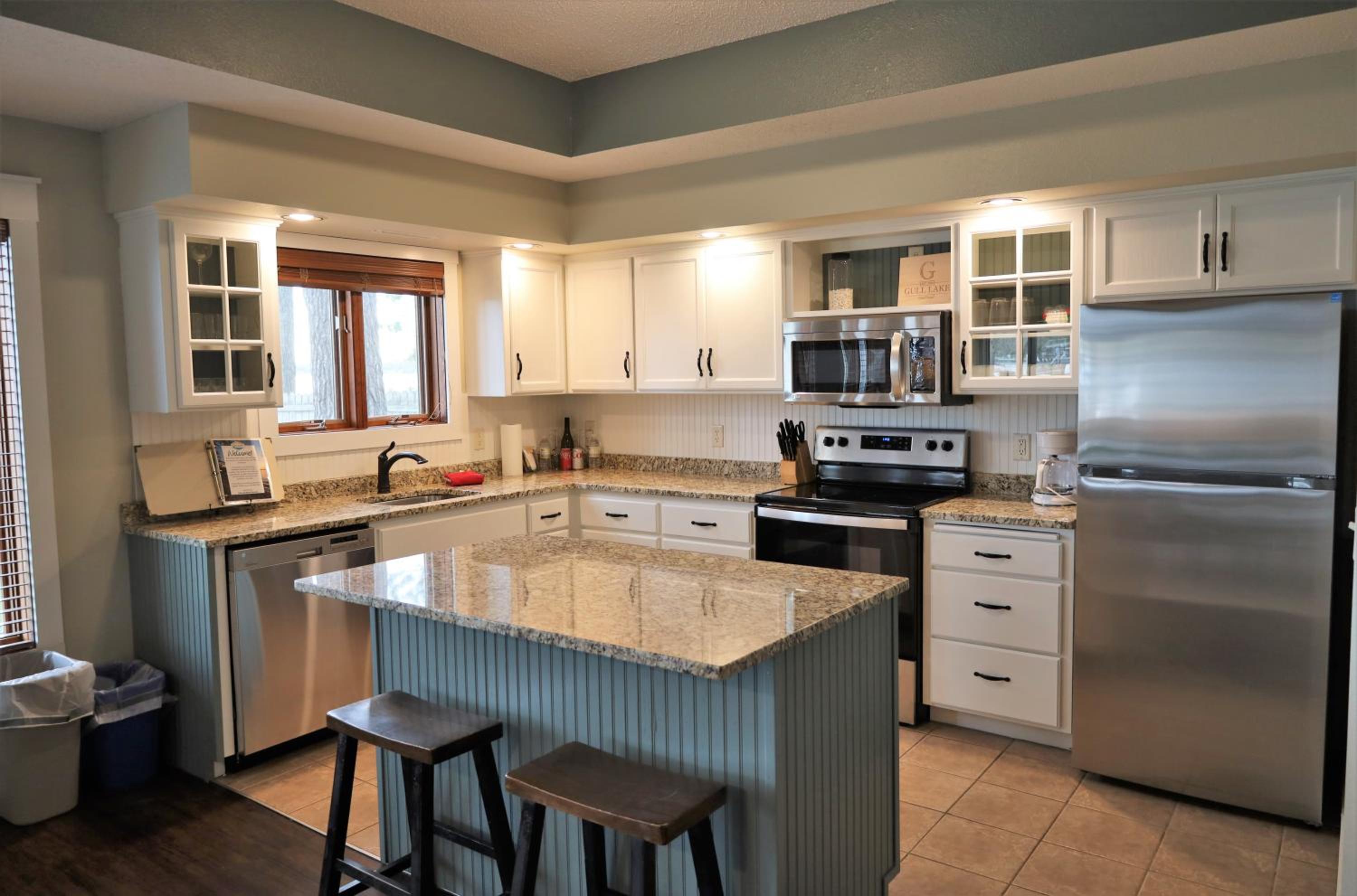 Lakeside Gull Lake Condo, Playground, Firepit, Boat Rentals view 2