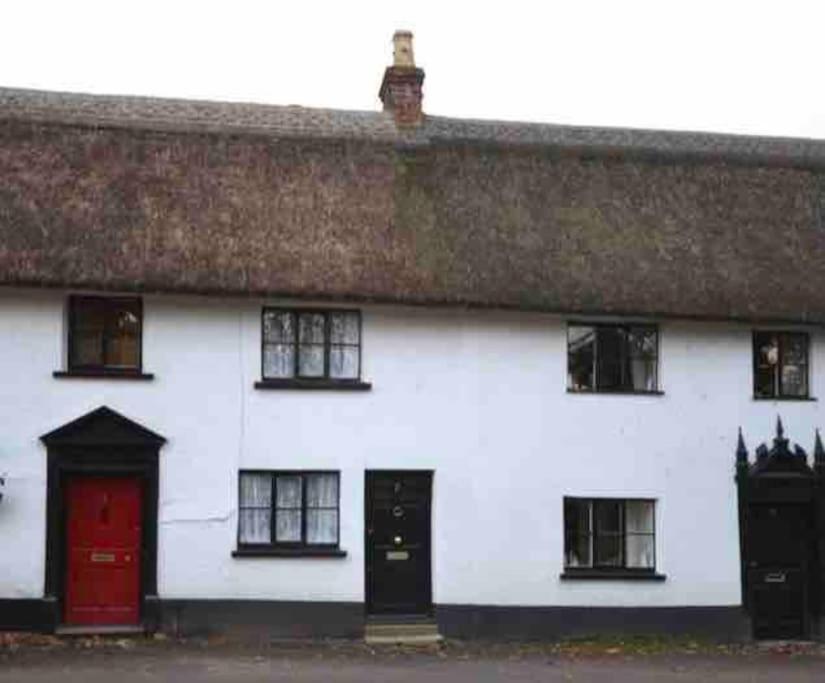 Thatched Cottage, beautiful village near the sea view 3