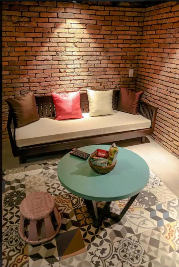 Stay&Chill - S.1: Ancient studio nearby Bui Vien
