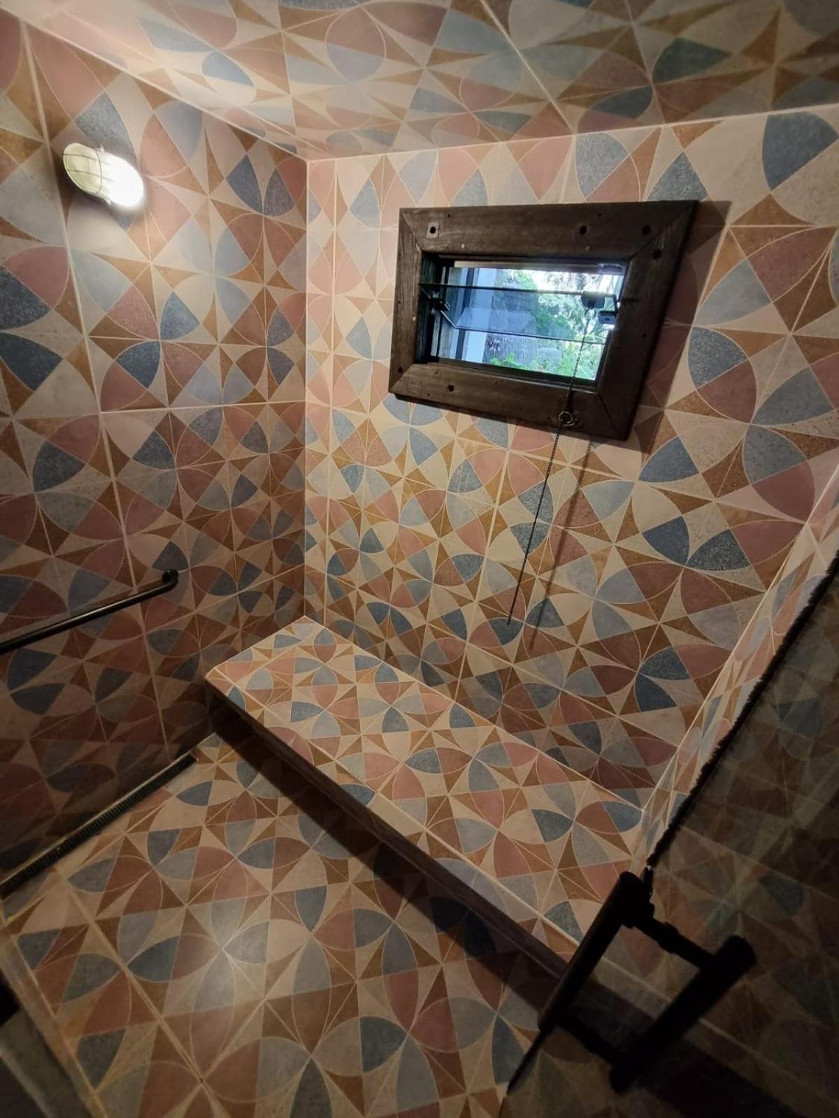 Casa Container 80 - Suítes privativas e sofisticadas integradas à natureza