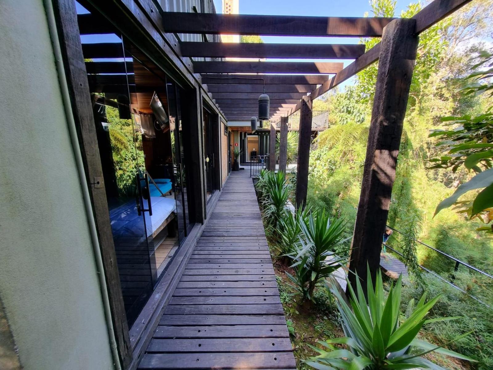 Casa Container 80 - Suítes privativas e sofisticadas integradas à natureza