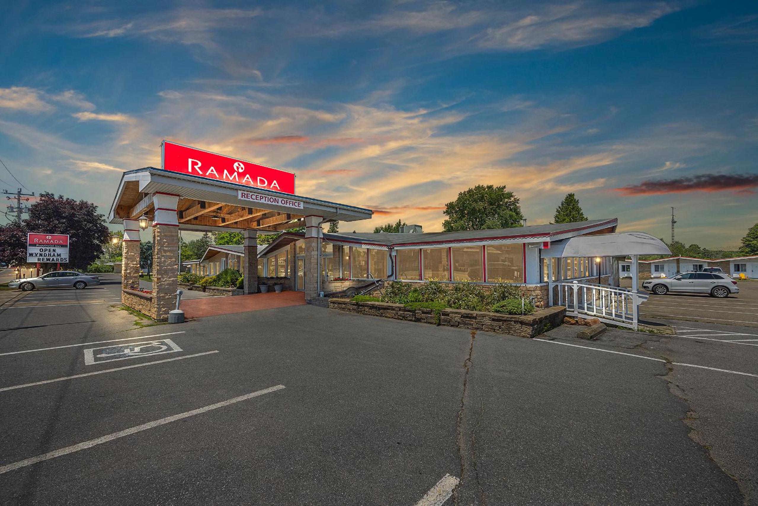 Gananoque Vacations - Ramada by Wyndham Gananoque Provincial Inn - Property Image 2
