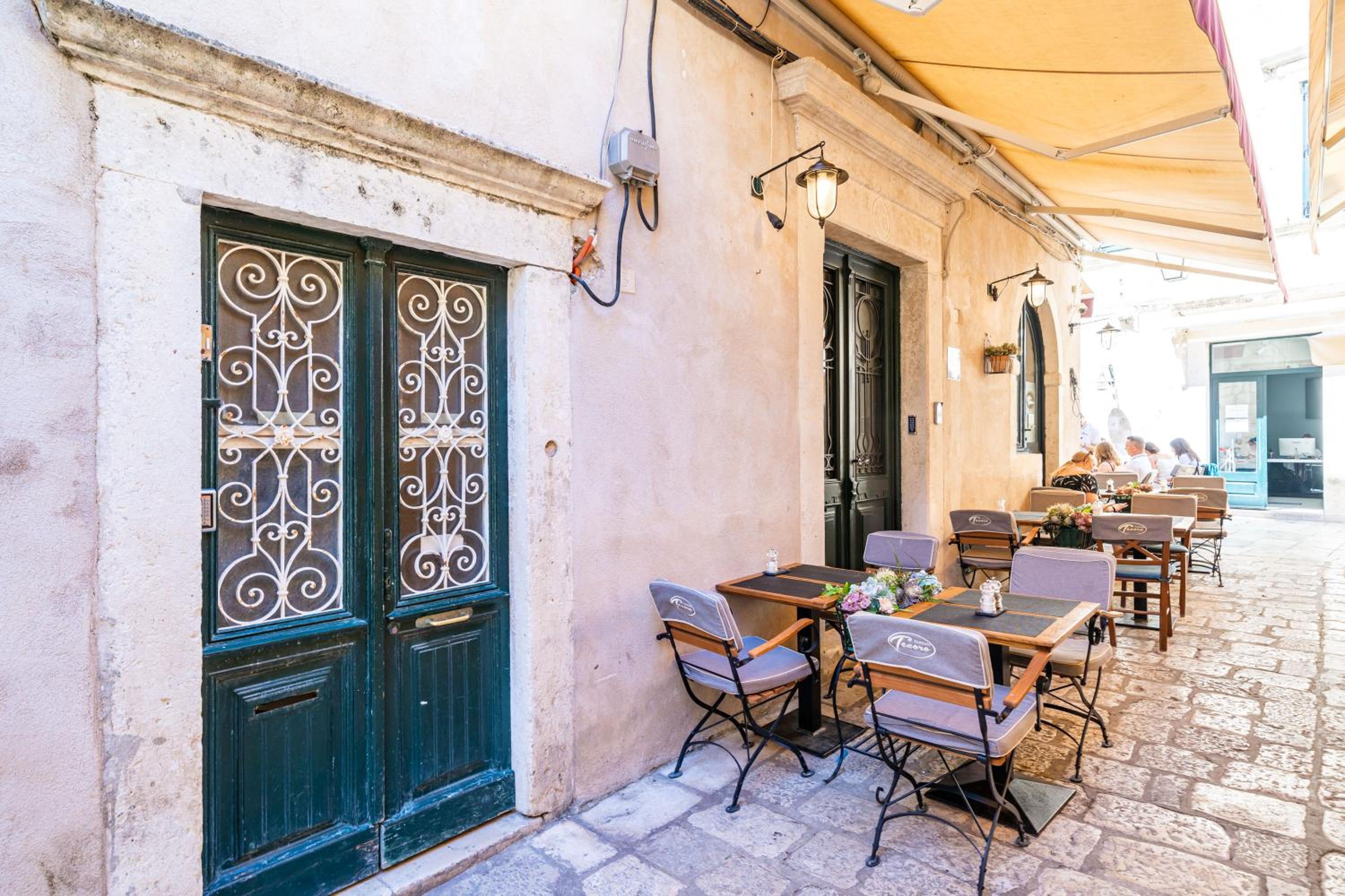 Luxury apartment Petra with terrace and city view