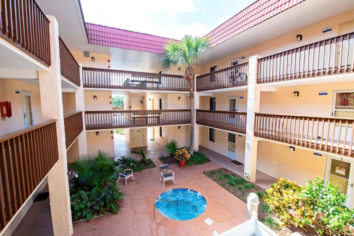 1206 Courtyard Villa 2nd Fl S view 3