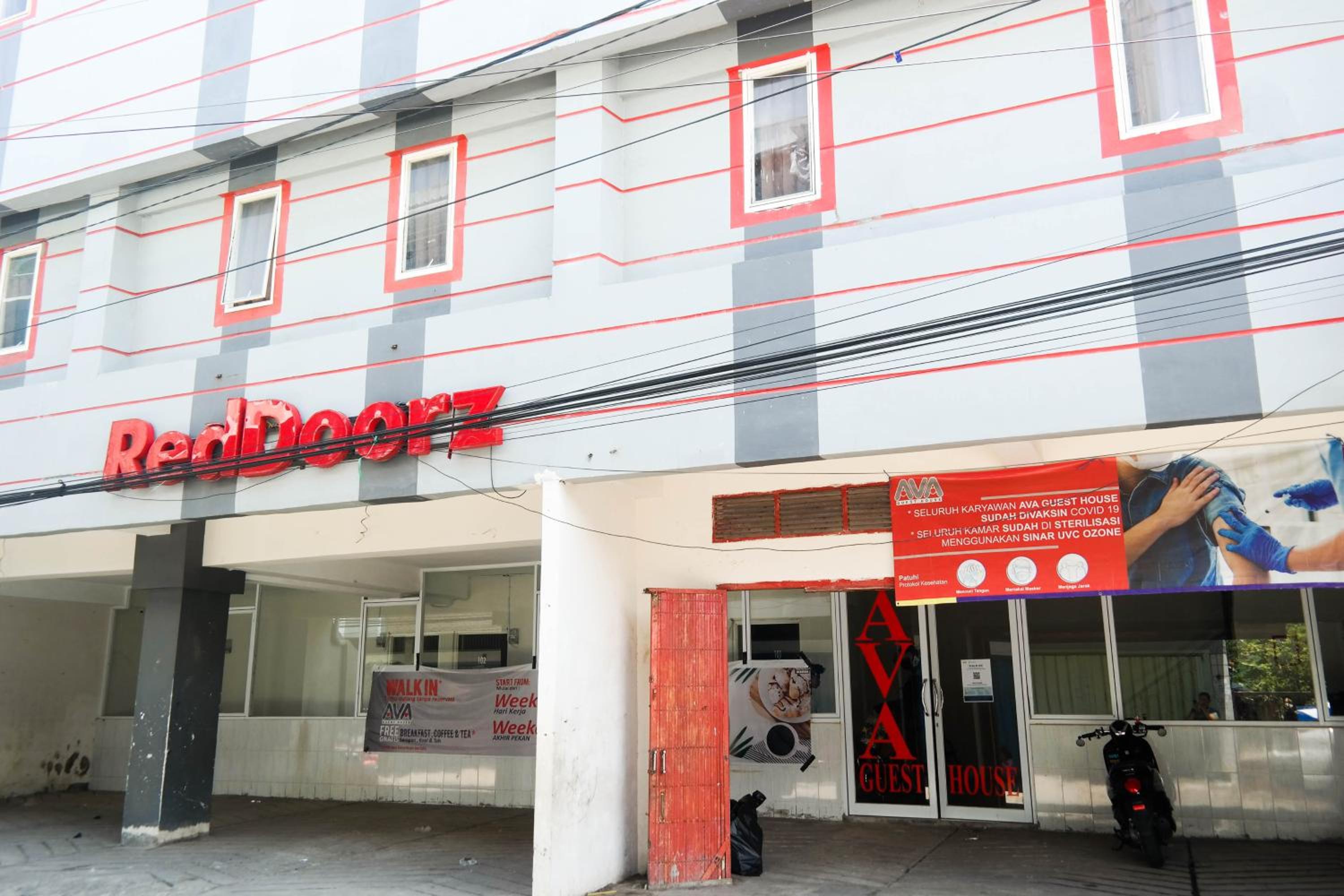 Hotel RedDoorz at Jalan Somba Opu Losari - Image 1