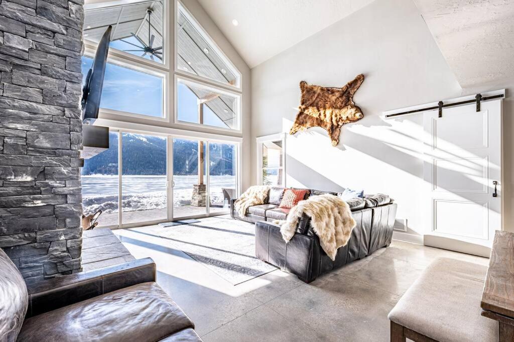 New Lakefront Modern Chalet With Panoramic Views view 3