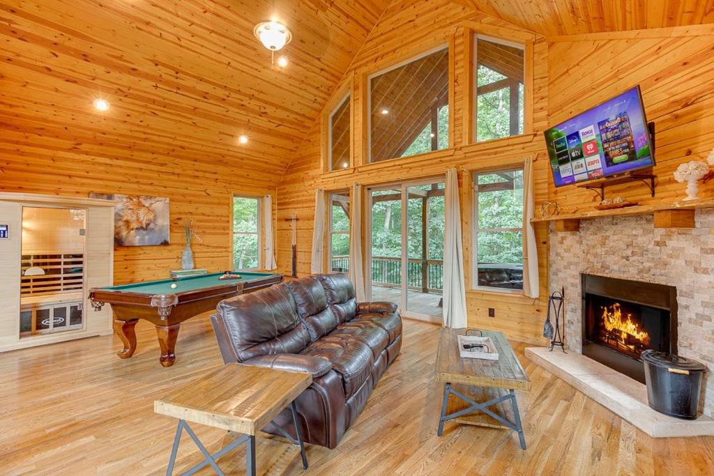 Perfect Couples Cabin w 2 Person Spa Bath view 2