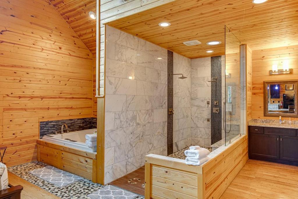 Deluxe Couples Cabin on Creek view 4