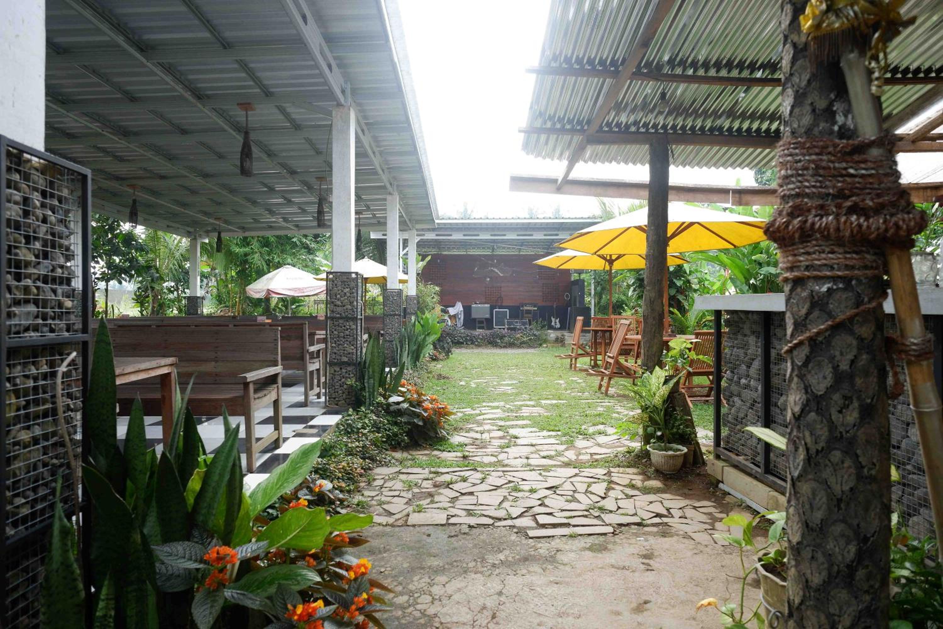 RedDoorz At Jalan Raya Baturaden view 3