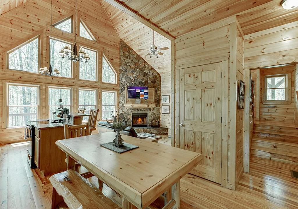 Wooded ViewsNear Helen w Fireplace & Hot Tub view 4