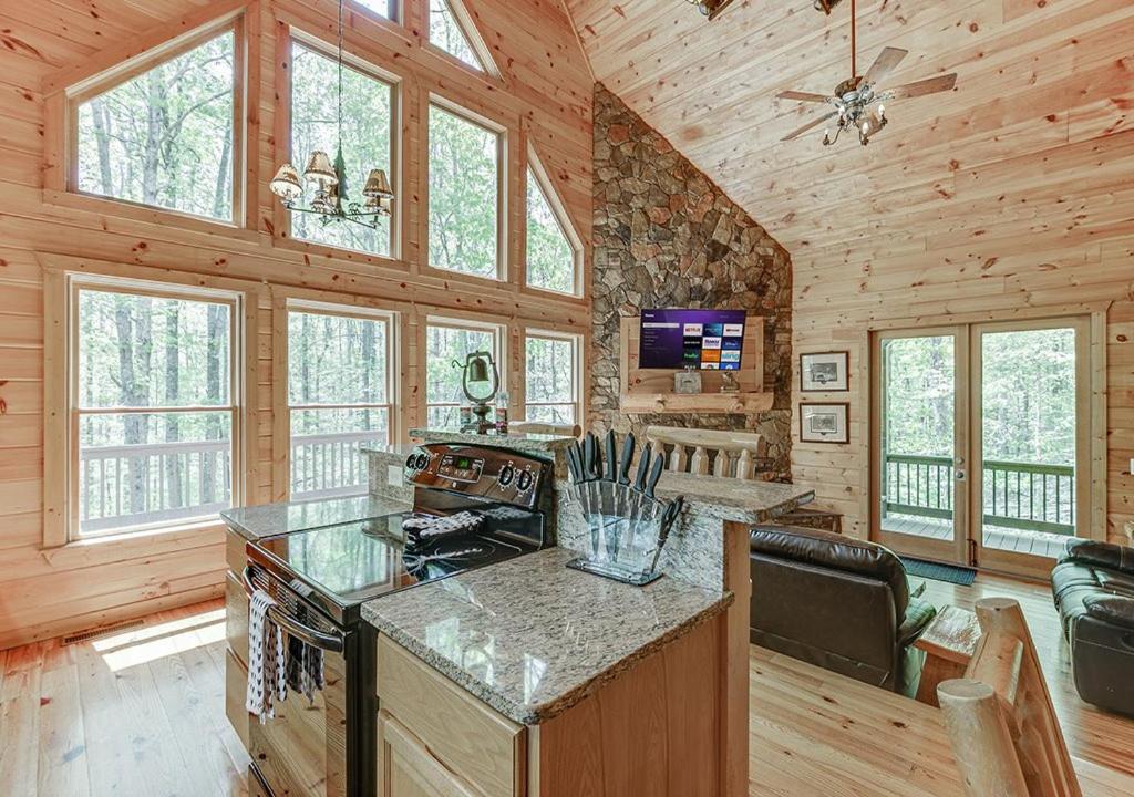 Wooded ViewsNear Helen w Fireplace & Hot Tub view 5