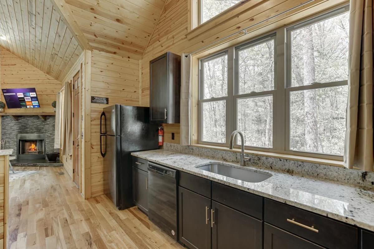 Valley Views From Romantic Cabin w Sauna