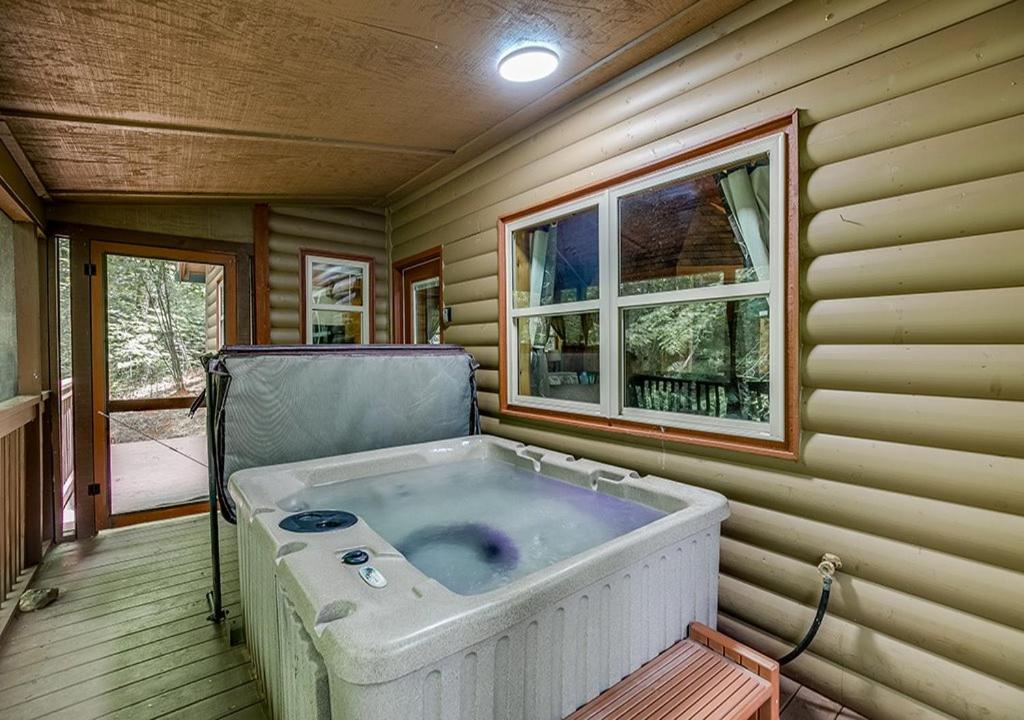 2 Person Jacuzzi Spa w Creekside Firepit view 3
