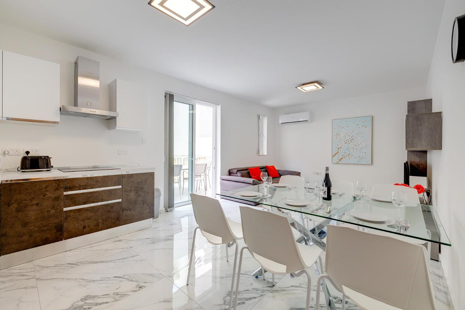 Cosy Apartment steps to St George's Bay photo 2