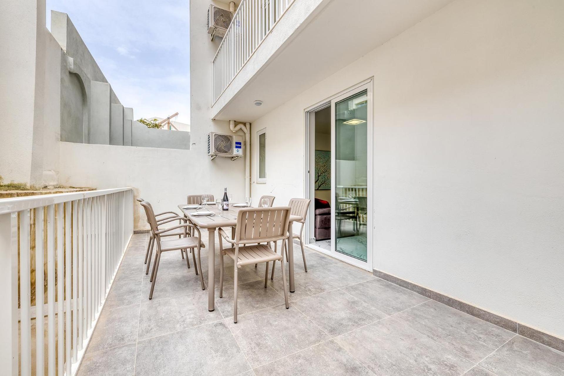 Cosy Apartment steps to St George's Bay photo 5