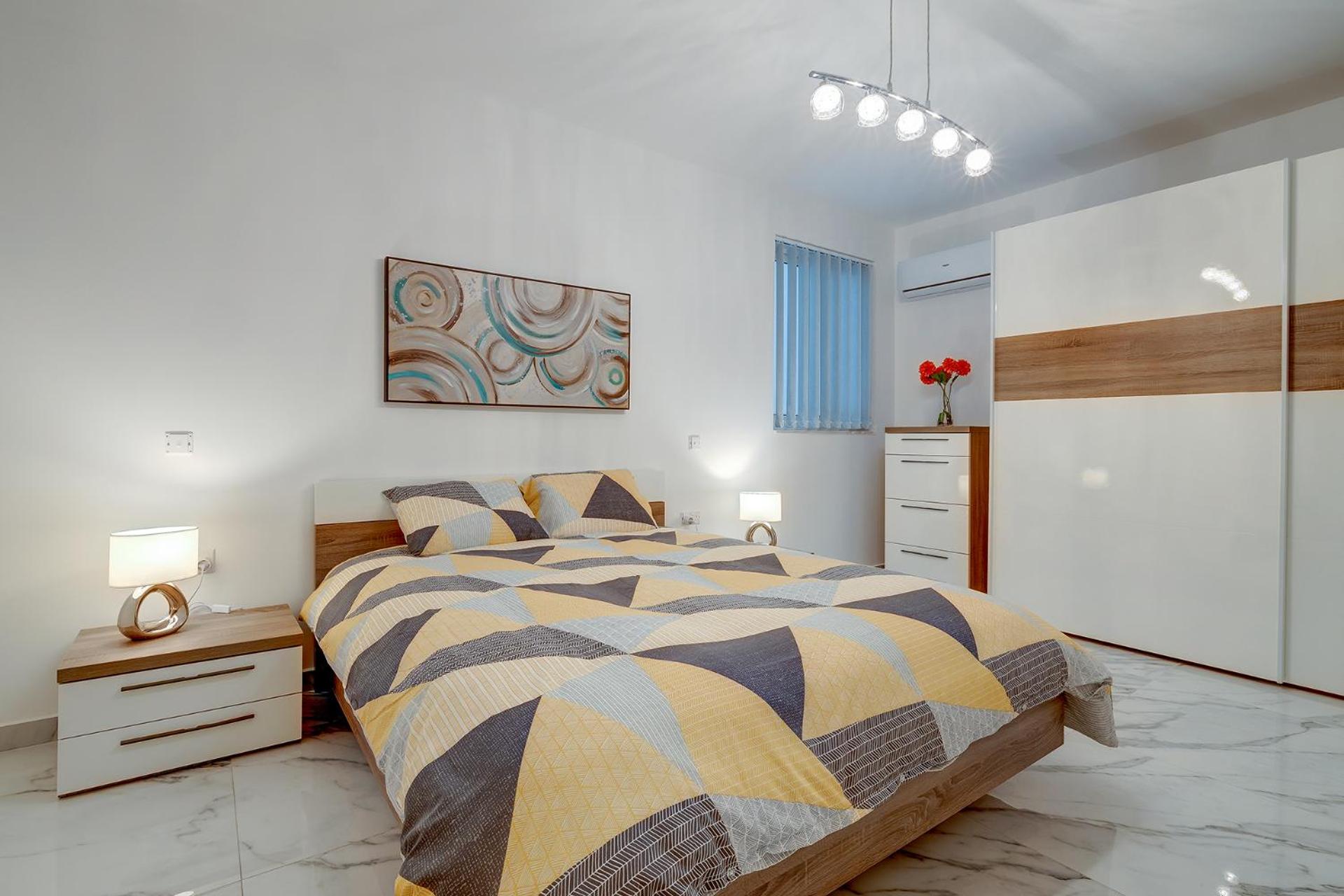 Cosy Apartment steps to St George's Bay photo 4