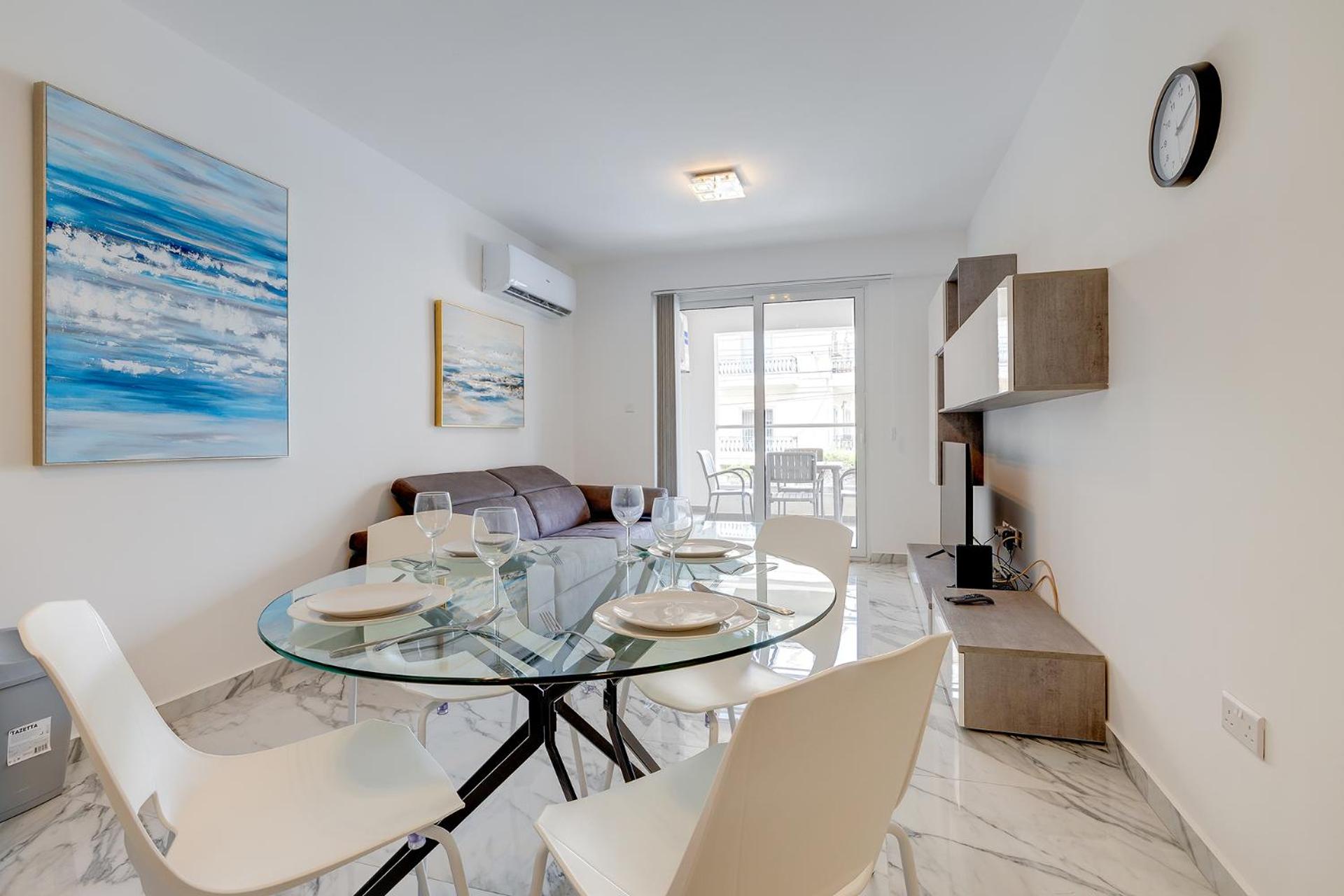 Modern Apartment steps to St George's Bay photo 3