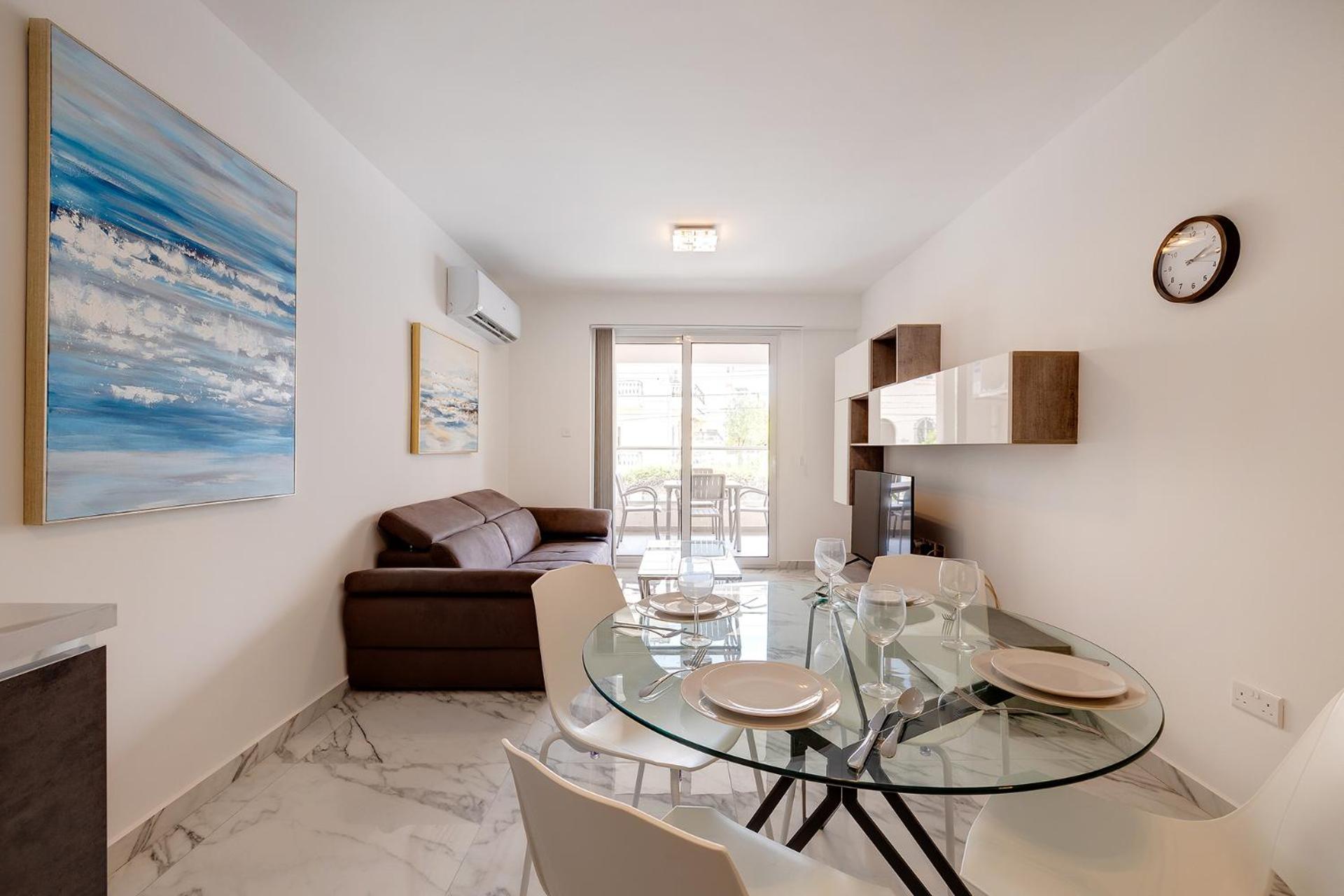 Modern Apartment steps to St George's Bay photo 4
