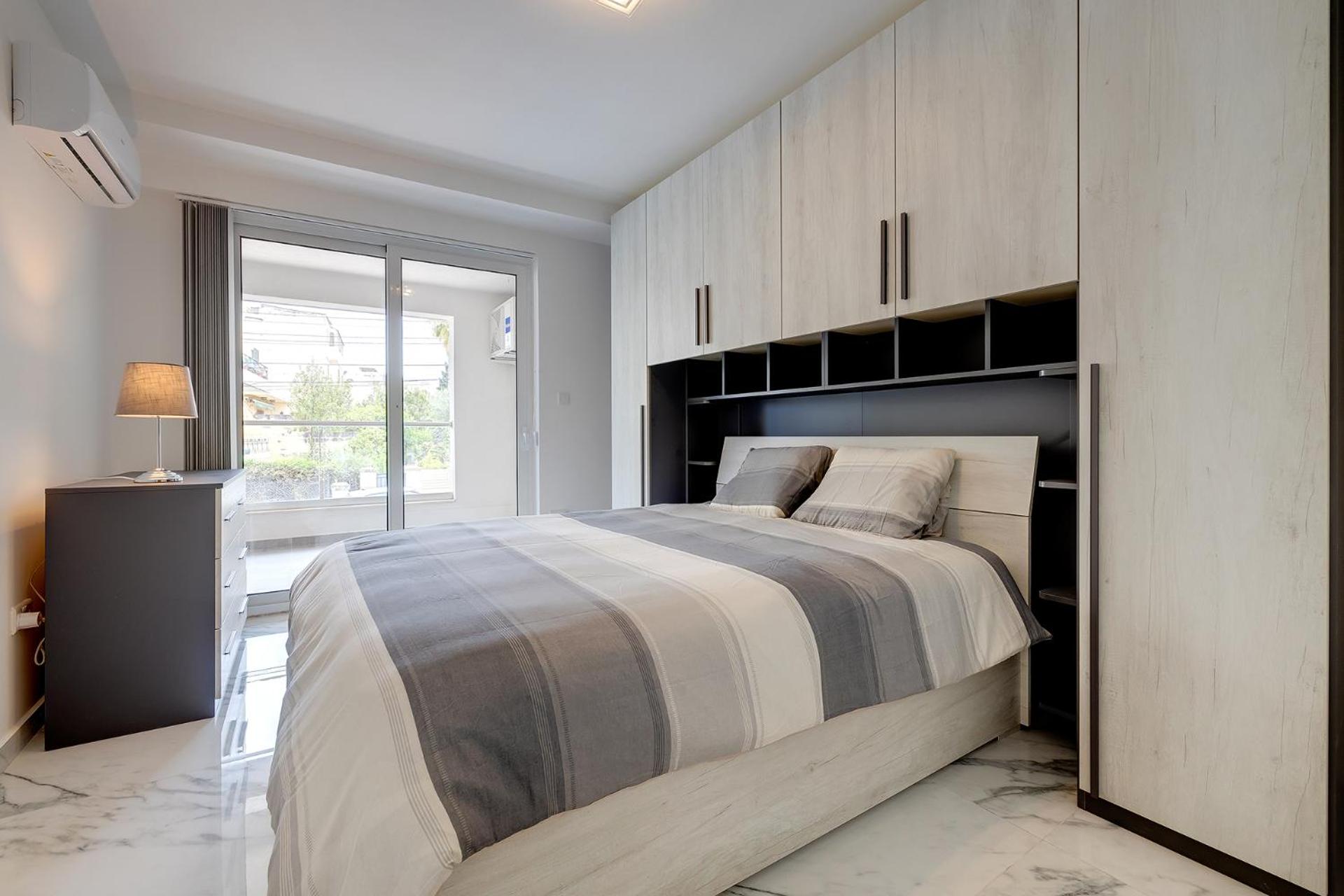 Modern Apartment steps to St George's Bay photo 5