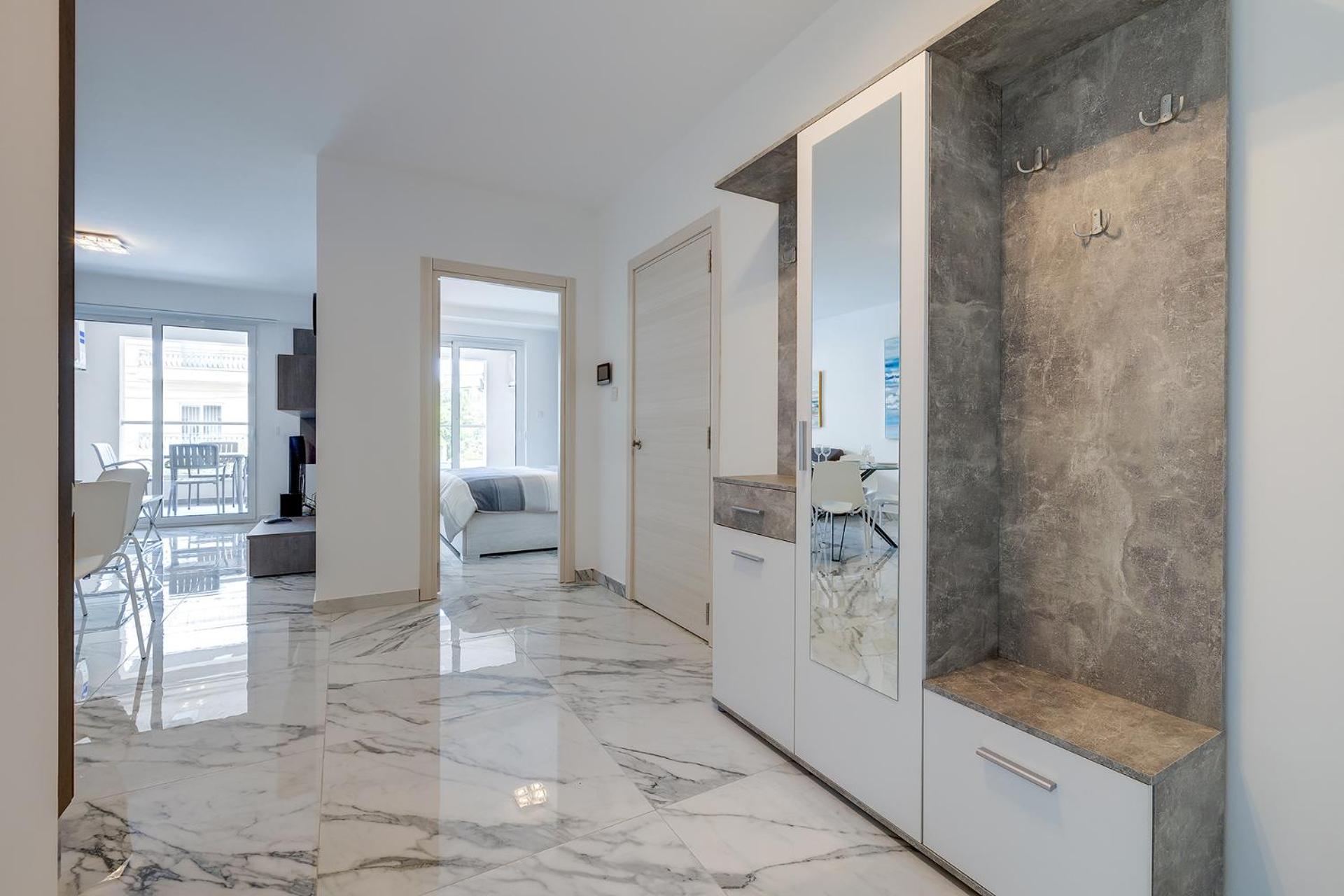 Modern Apartment steps to St George's Bay photo 3