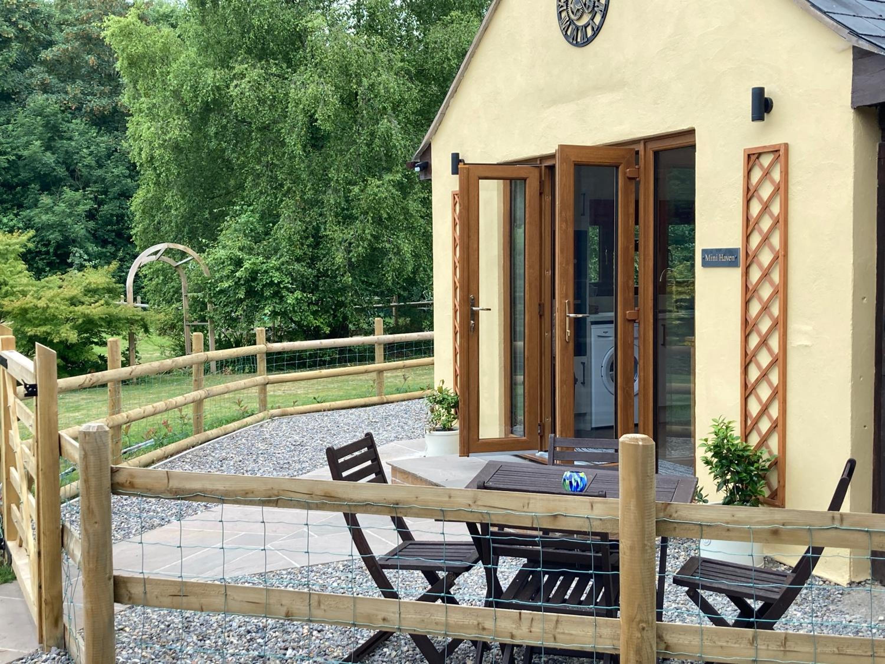 1 bedroomed Detached holiday retreat Pant view 2