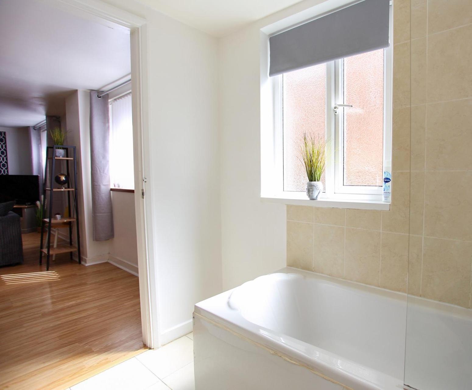 Contractor & Leisure Stays- FREE Parking with Great Location view 2