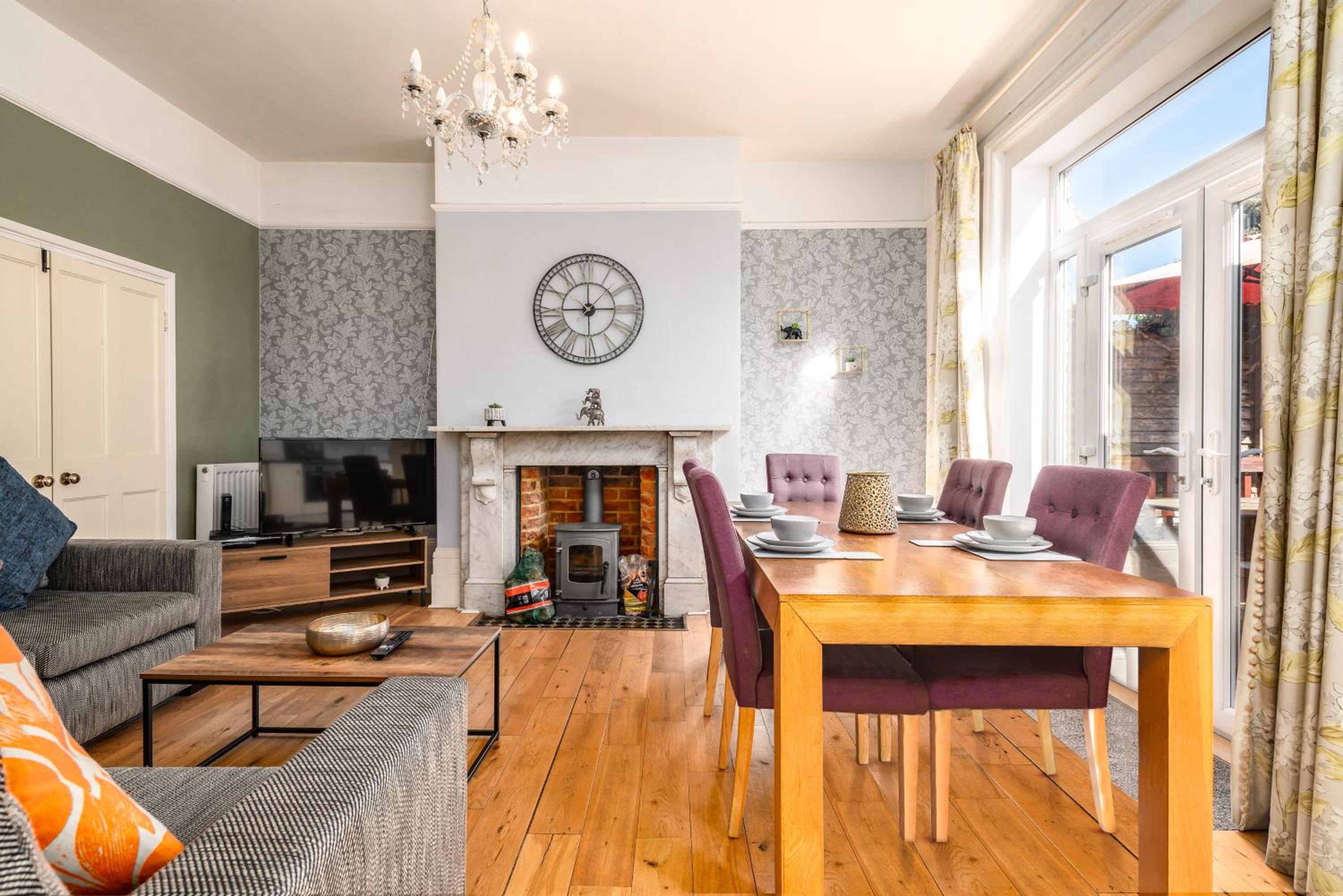 Spacious 6 Bed Home in Central Bedford w Parking view 2