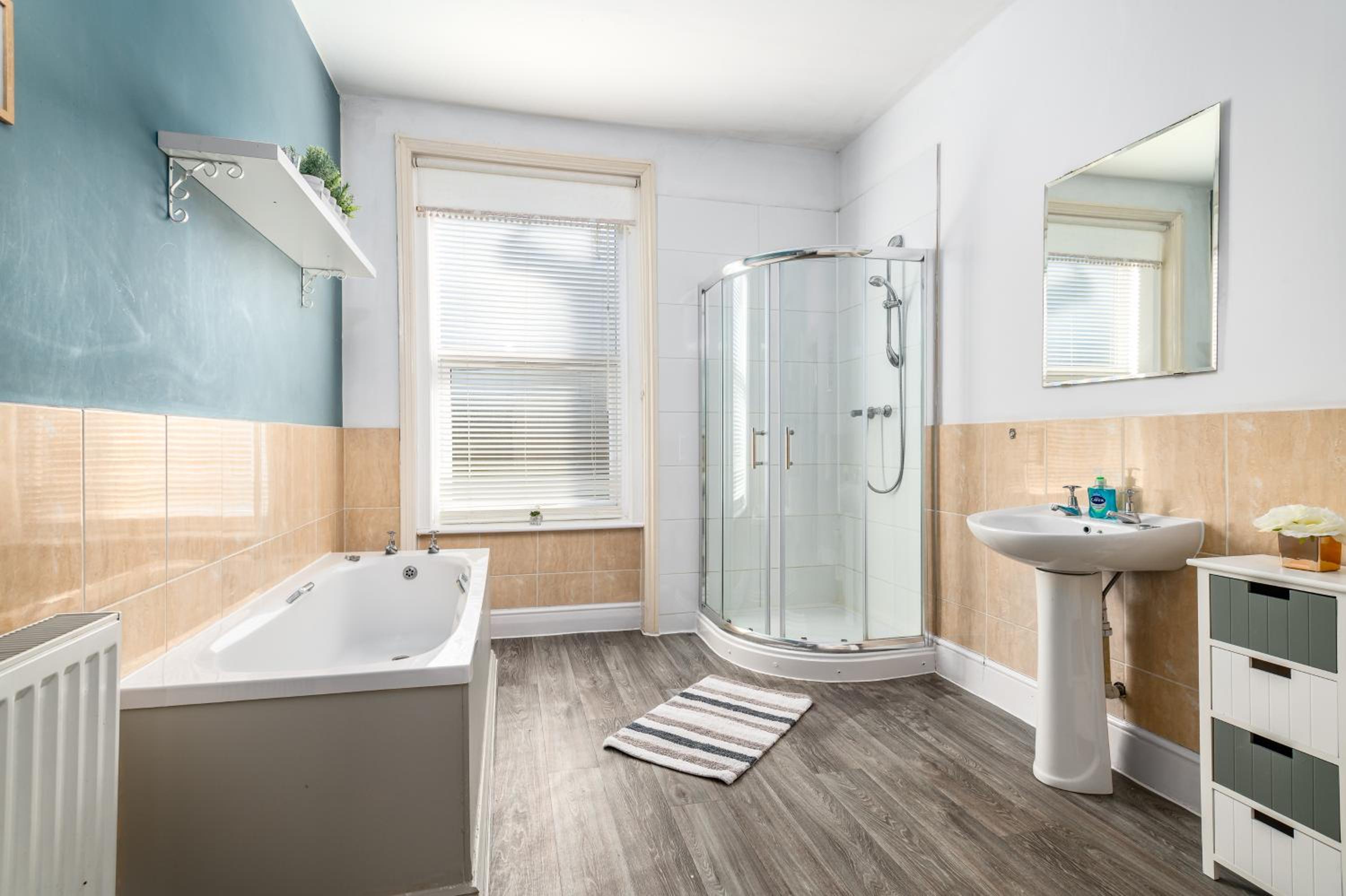 Spacious 6 Bed Home in Central Bedford w Parking view 3