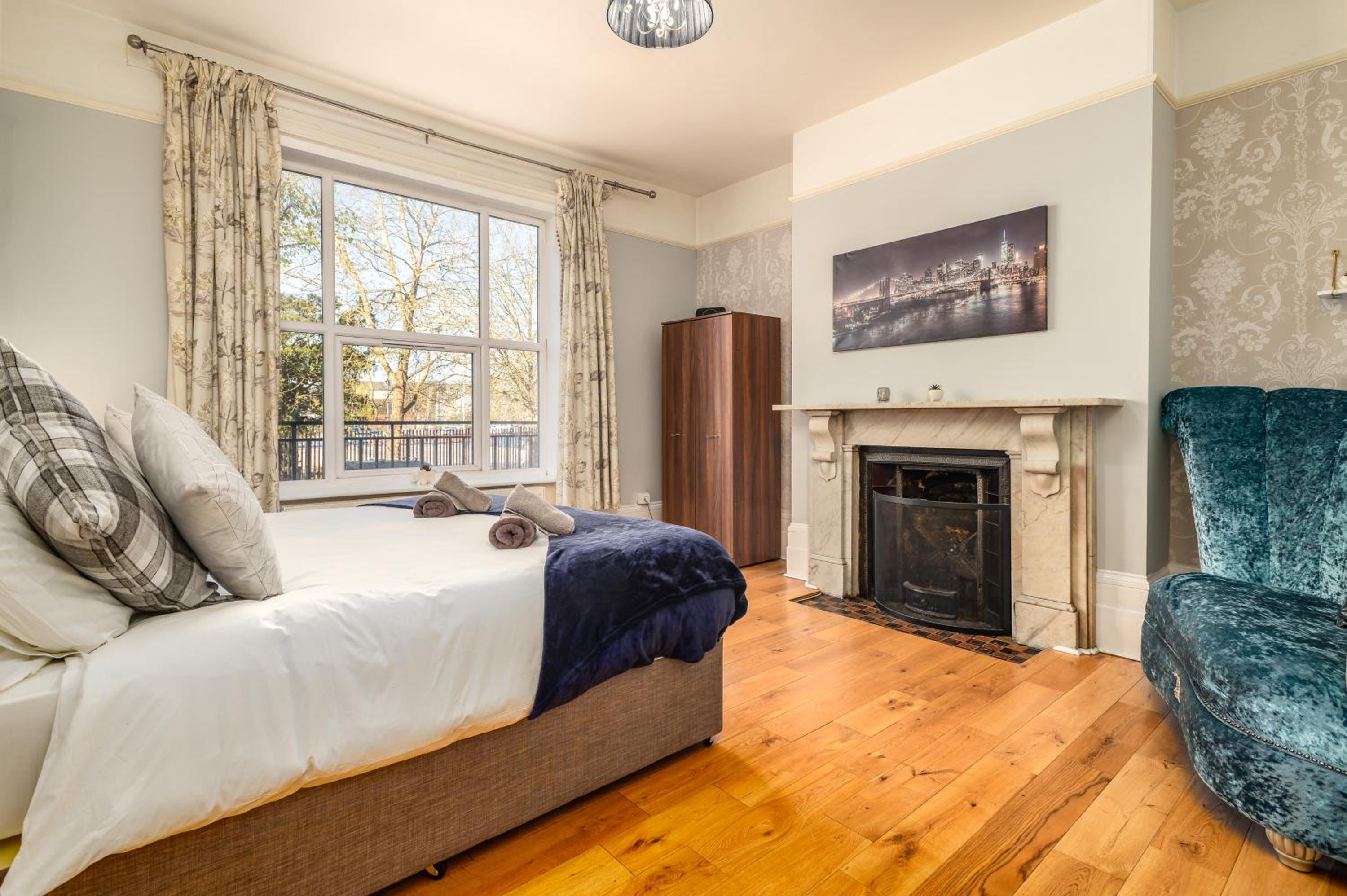 Spacious 6 Bed Home in Central Bedford w Parking view 4