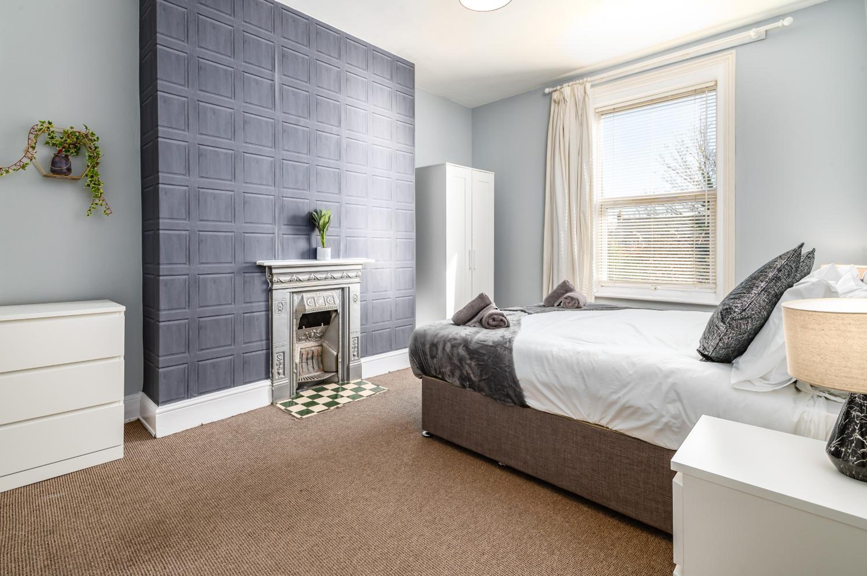 Spacious 6 Bed Home in Central Bedford w Parking view 5