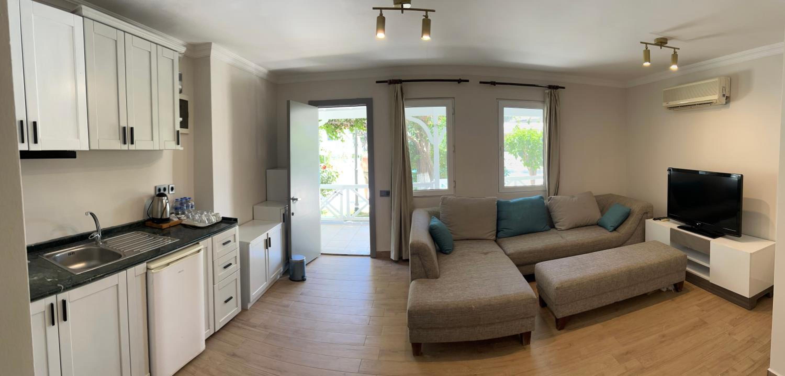 Moonshine Hotel & Suites