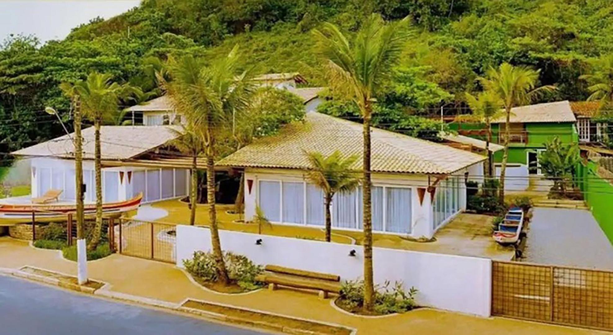 Casa pe na areia da Praia do Tombo, no Guaruja SP