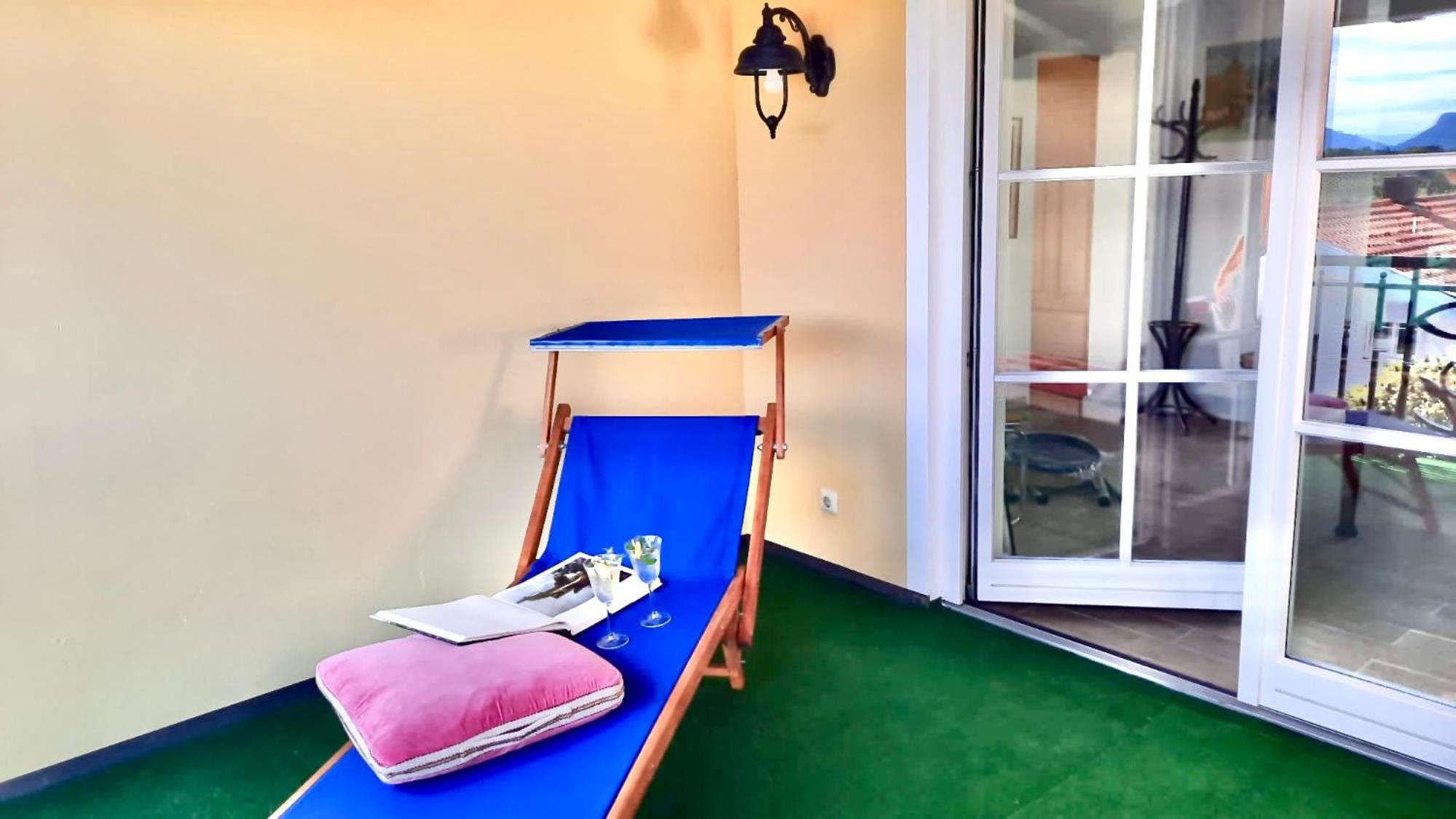 Ruhige Ferienwohnung in seenaher Künstlervilla in Gstadt