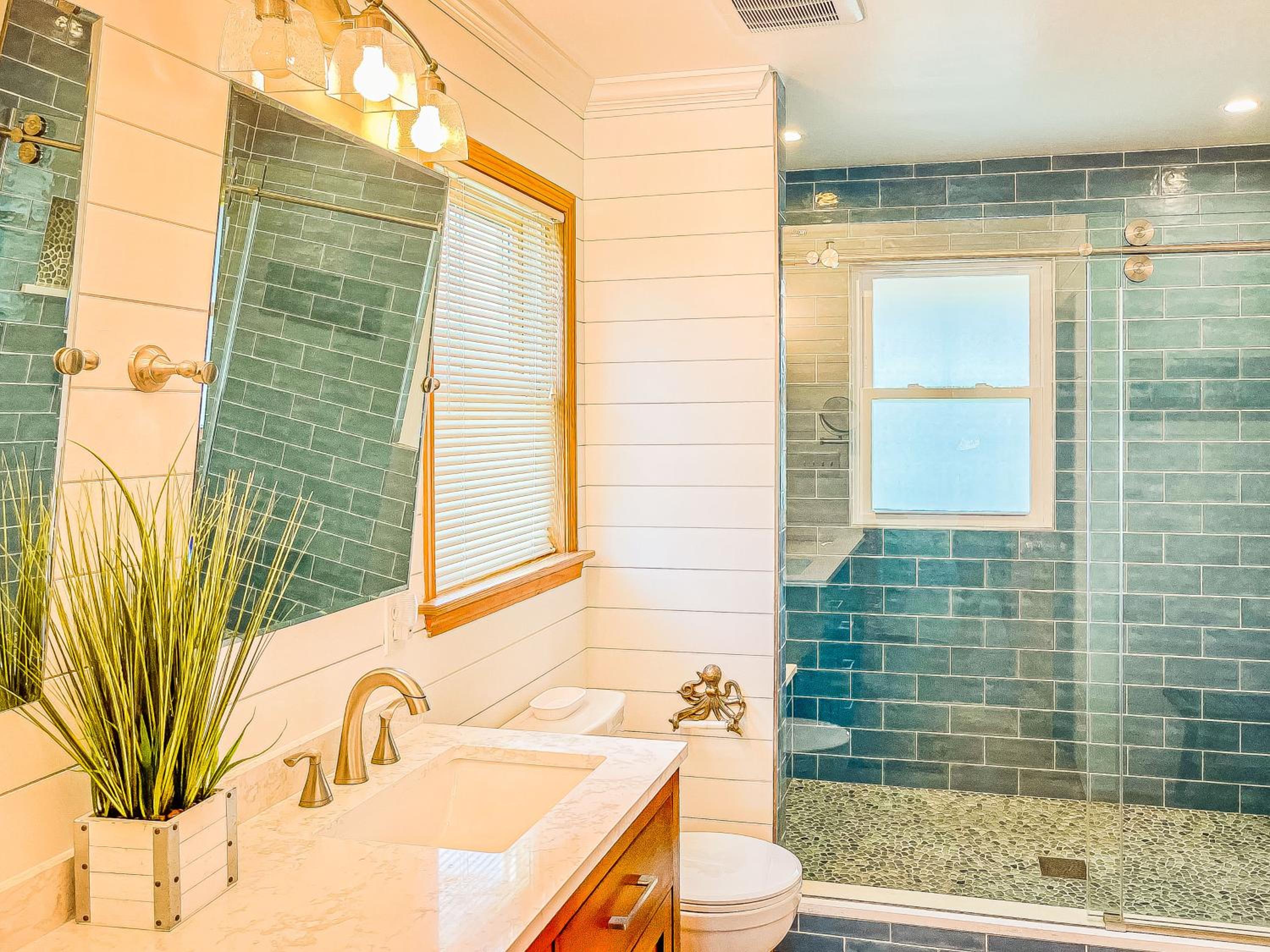 Raspberry Duck - Duck Landing, 525 Yds to Beach, Pool, Tiki Bar, Hot Tub, Close to Downtown