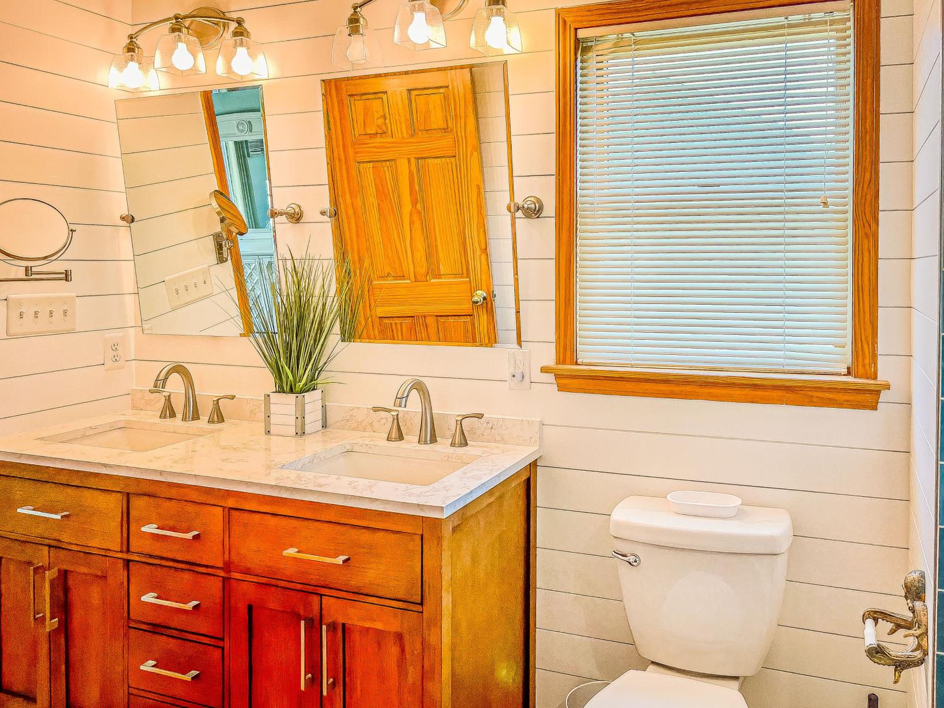 Raspberry Duck - Duck Landing, 525 Yds to Beach, Pool, Tiki Bar, Hot Tub, Close to Downtown