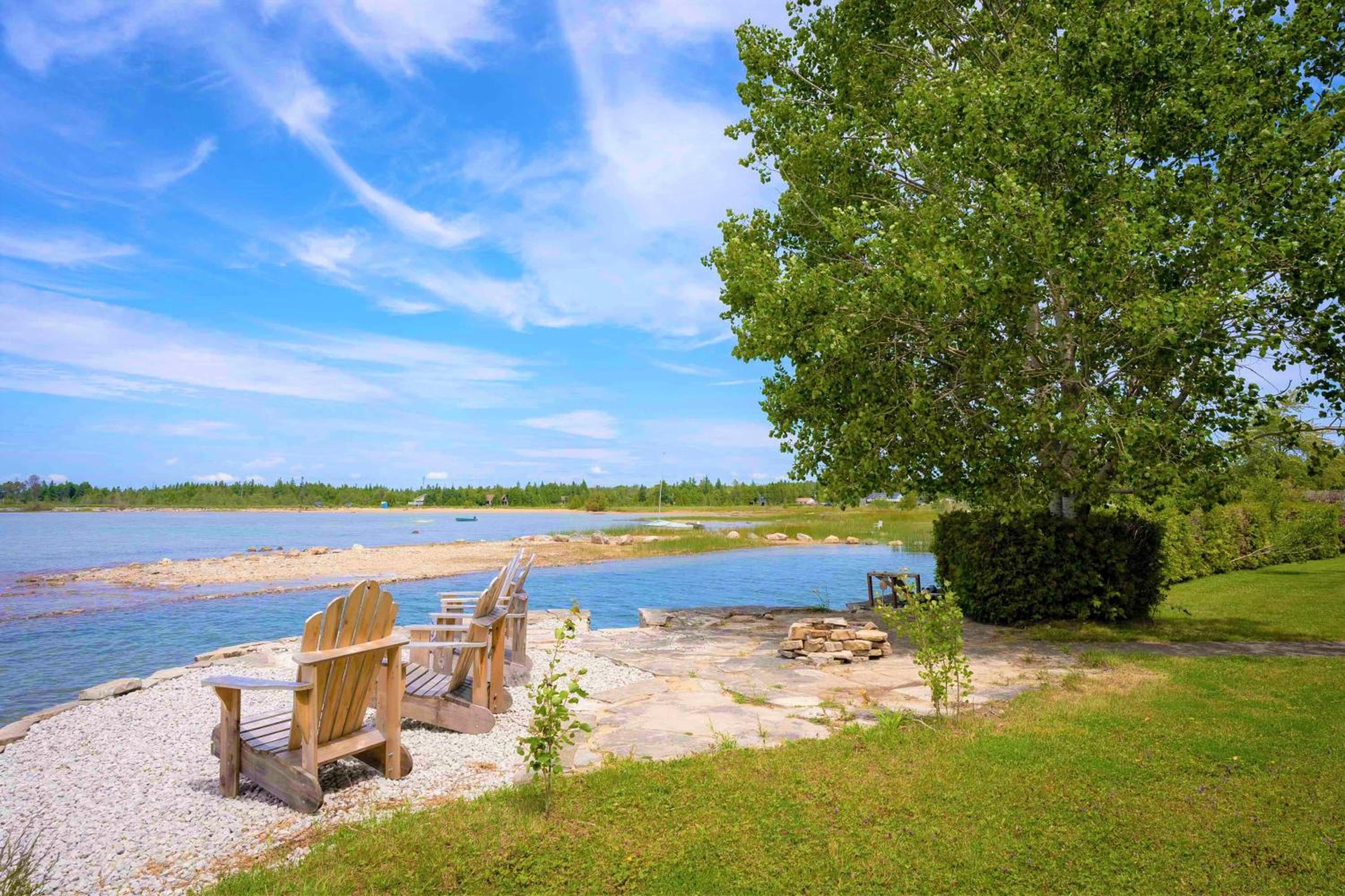 Somewhere In Time - RETRO SPACIOUS COTTAGE with PRIVATE SANDY BEACH view 2