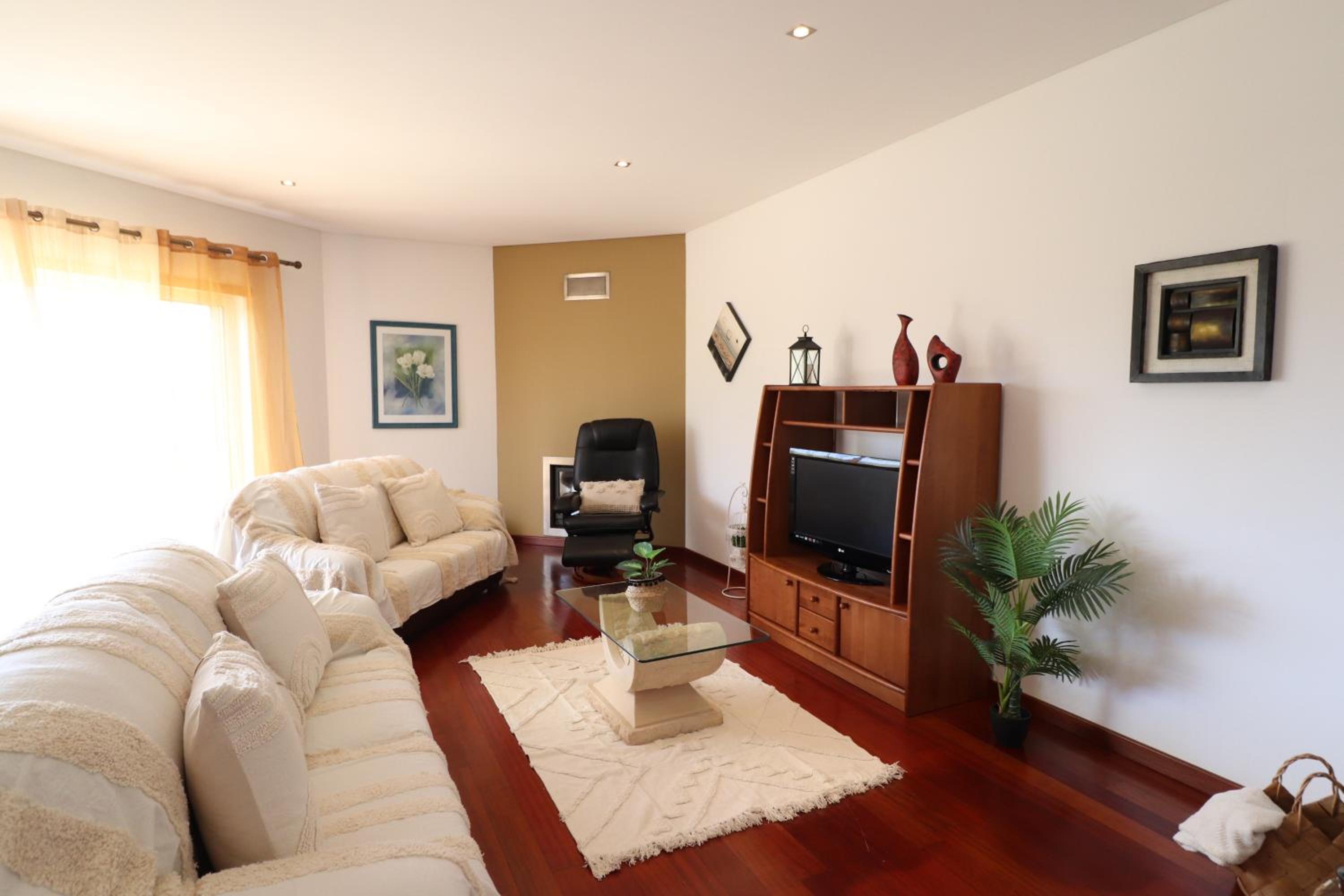 3-Bed Townhouse with pool in Albufeira Balaia view 4