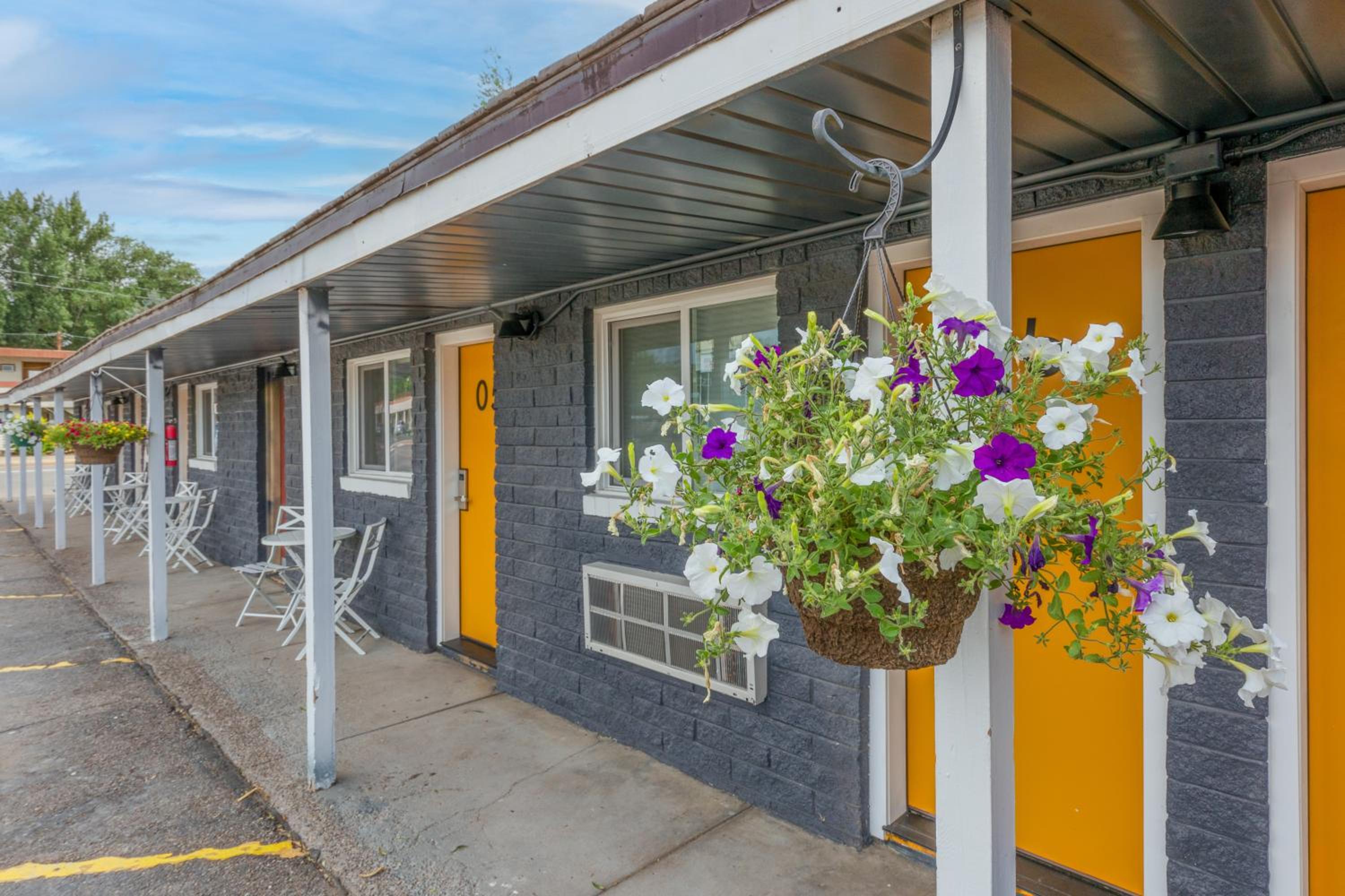 Montrose Vacations - Minecart Motor Lodge - Property Image 1