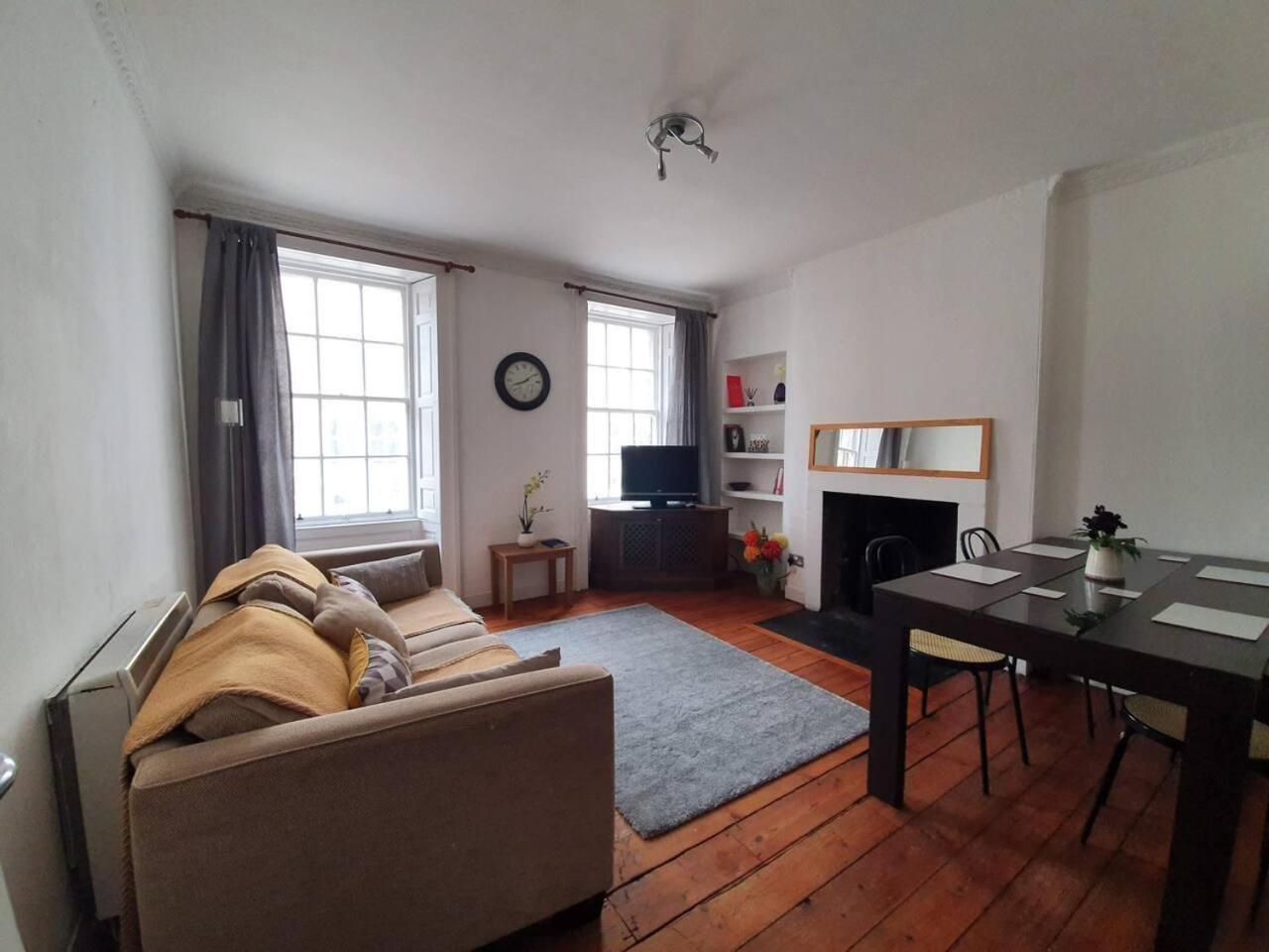 Lovely 2 bedroom flat in the heart of the city view 2