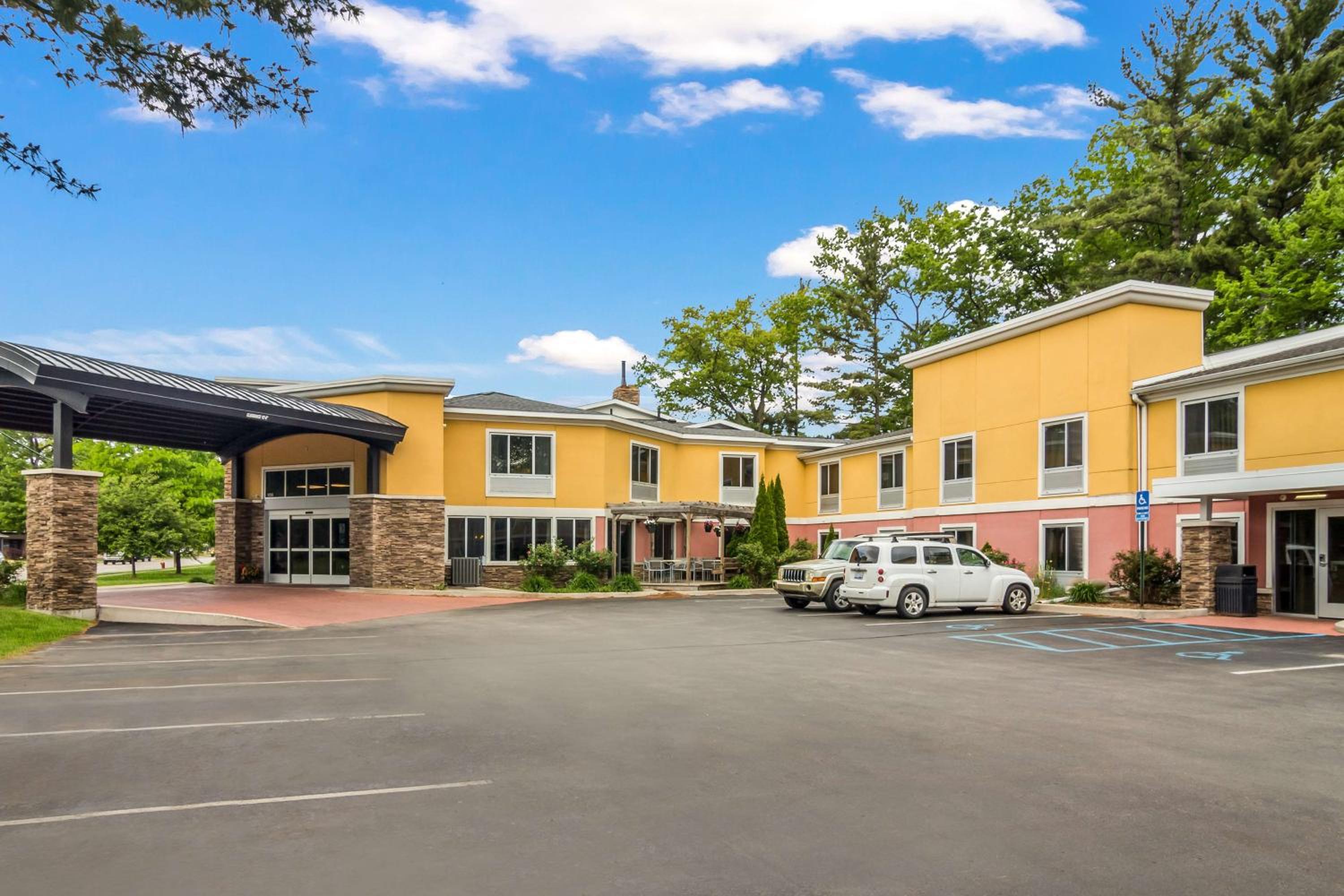 Hotel Best Western Plus Traverse City - Image 1