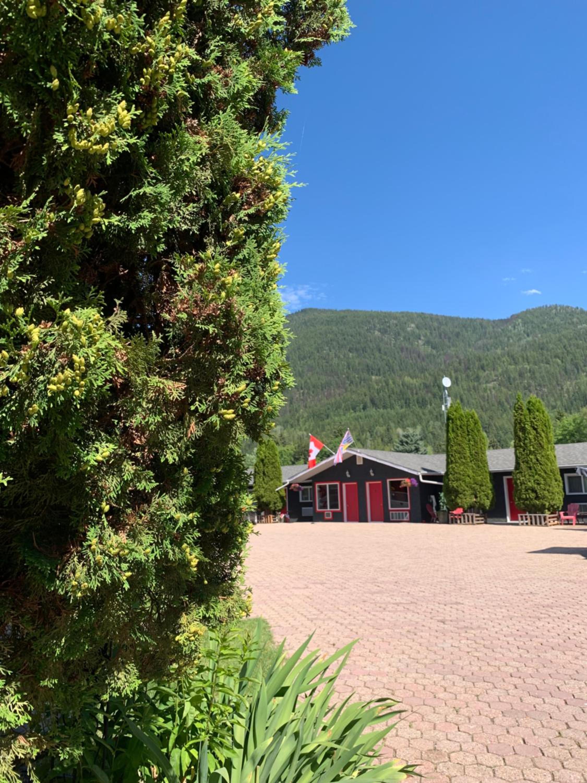 Arrow Lake Motel view 4