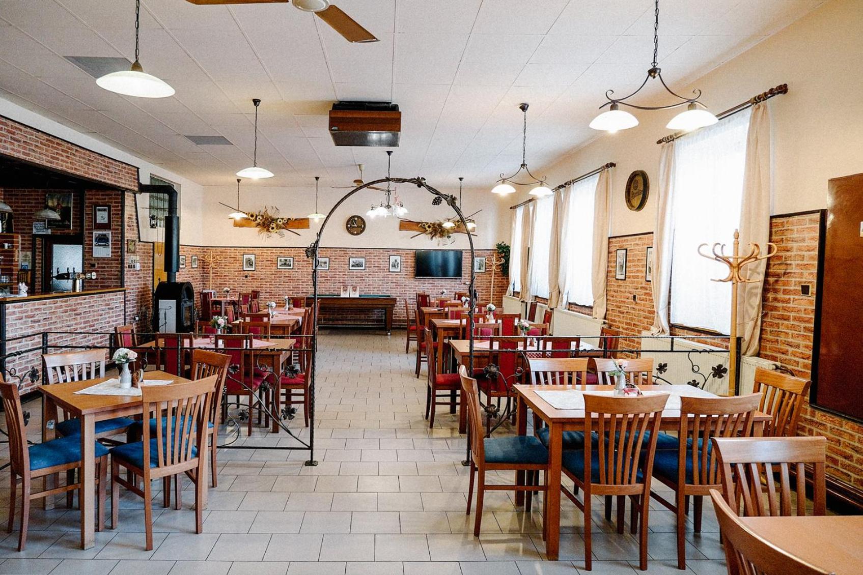 Restaurace-Pension-Vinařství U Šťastných