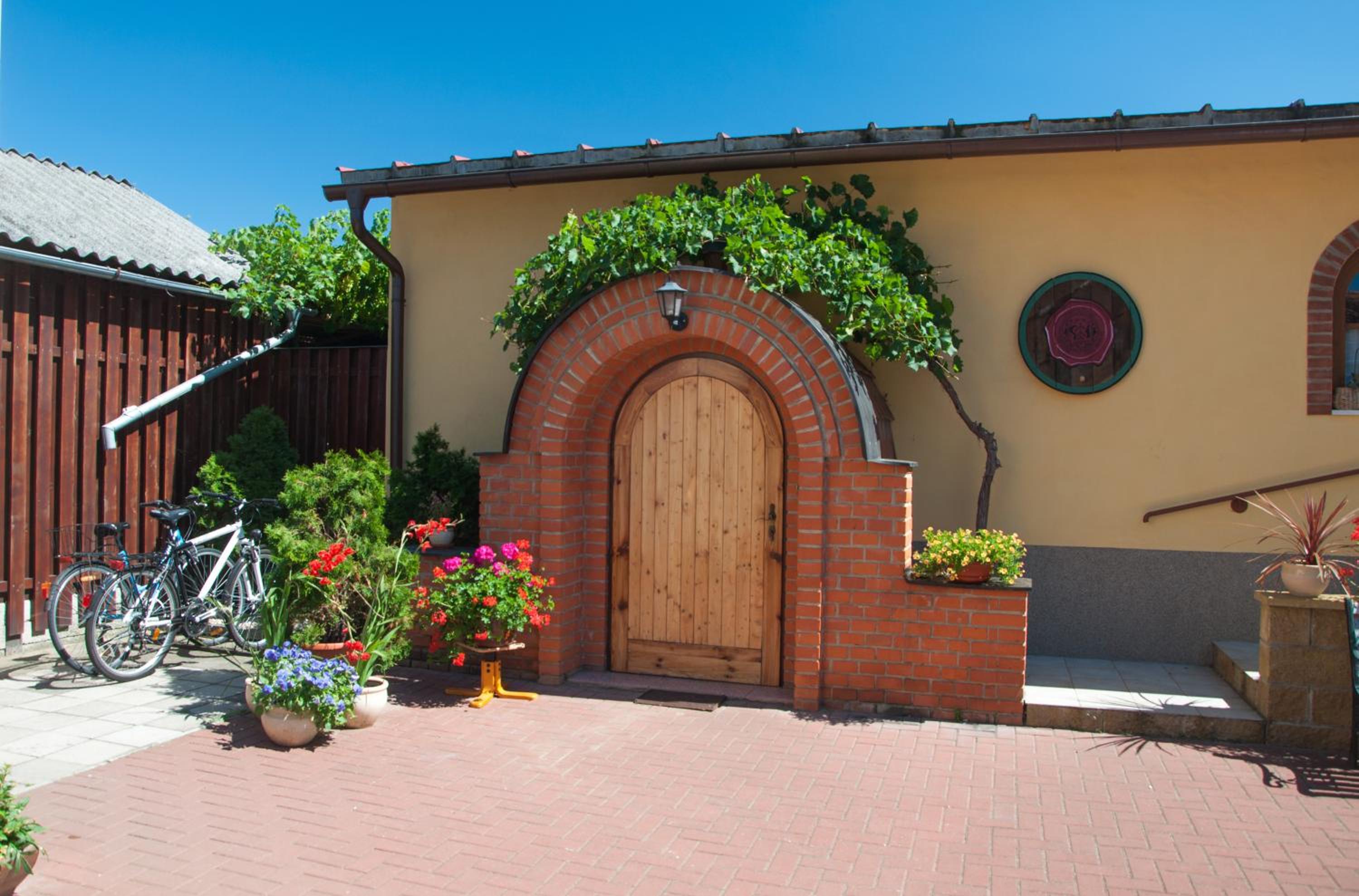 Restaurace-Pension-Vinařství U Šťastných