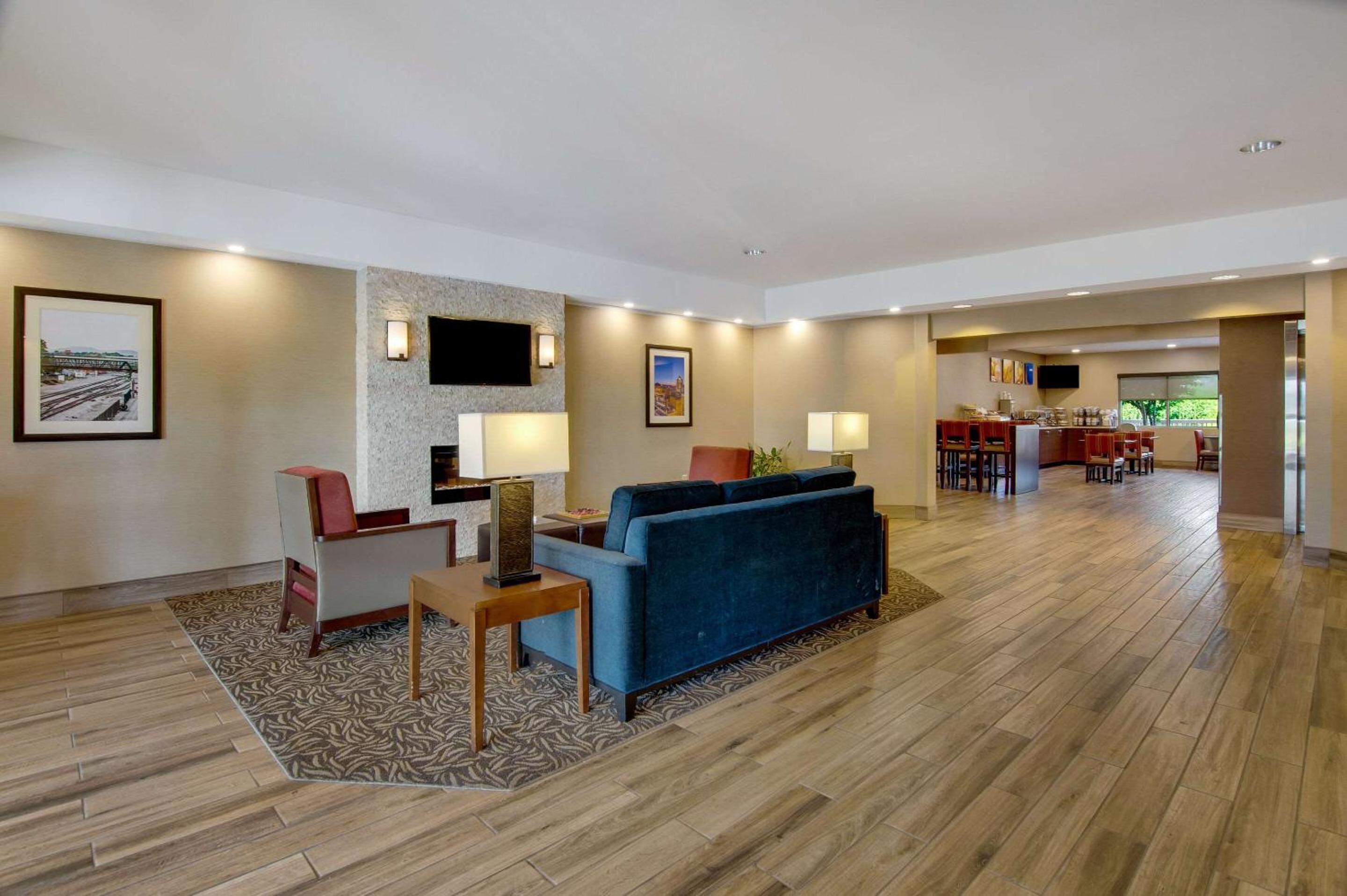 Comfort Inn Airport view 5