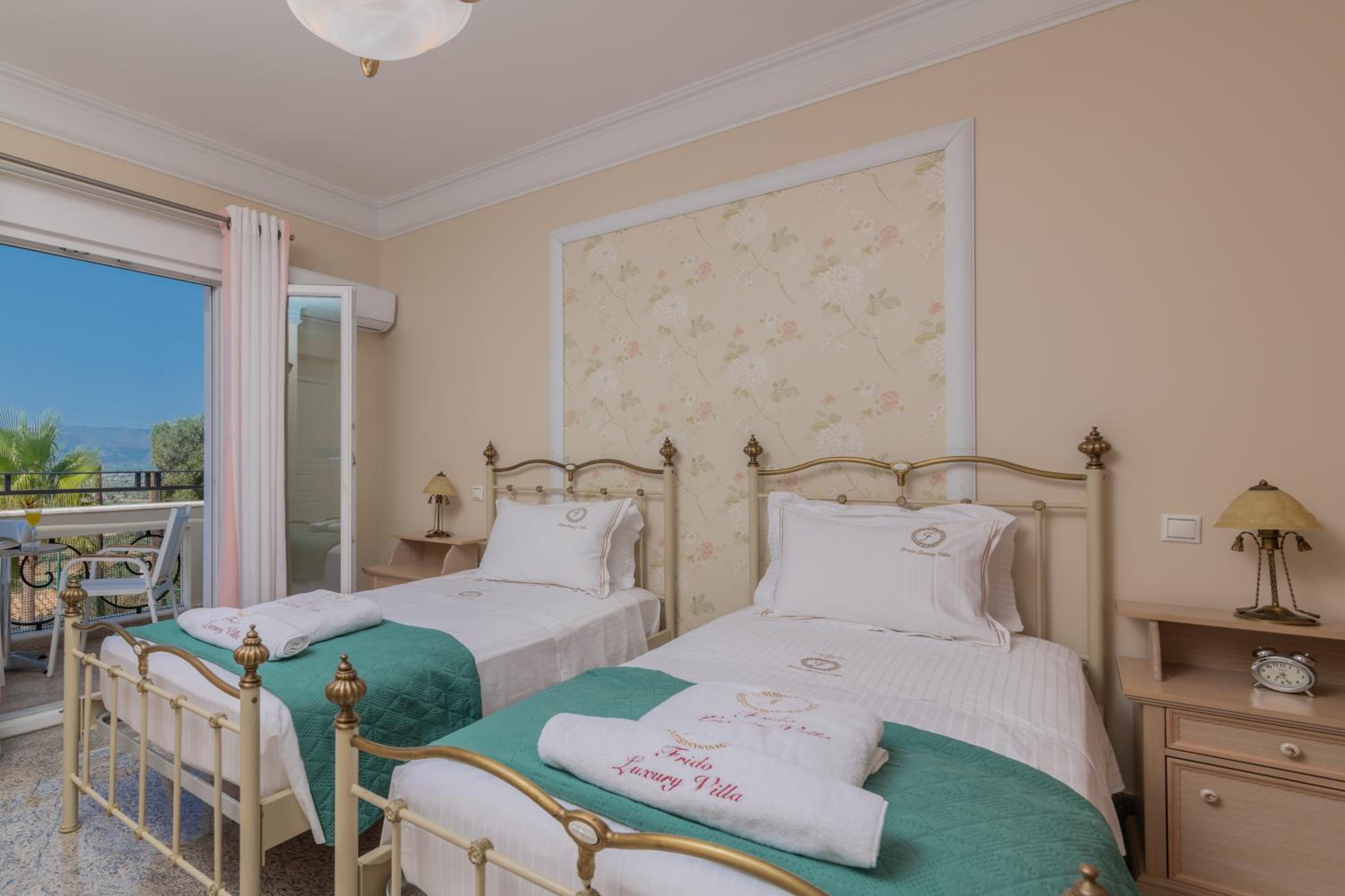 Frido Luxury Villa with Jacuzzi photo 3