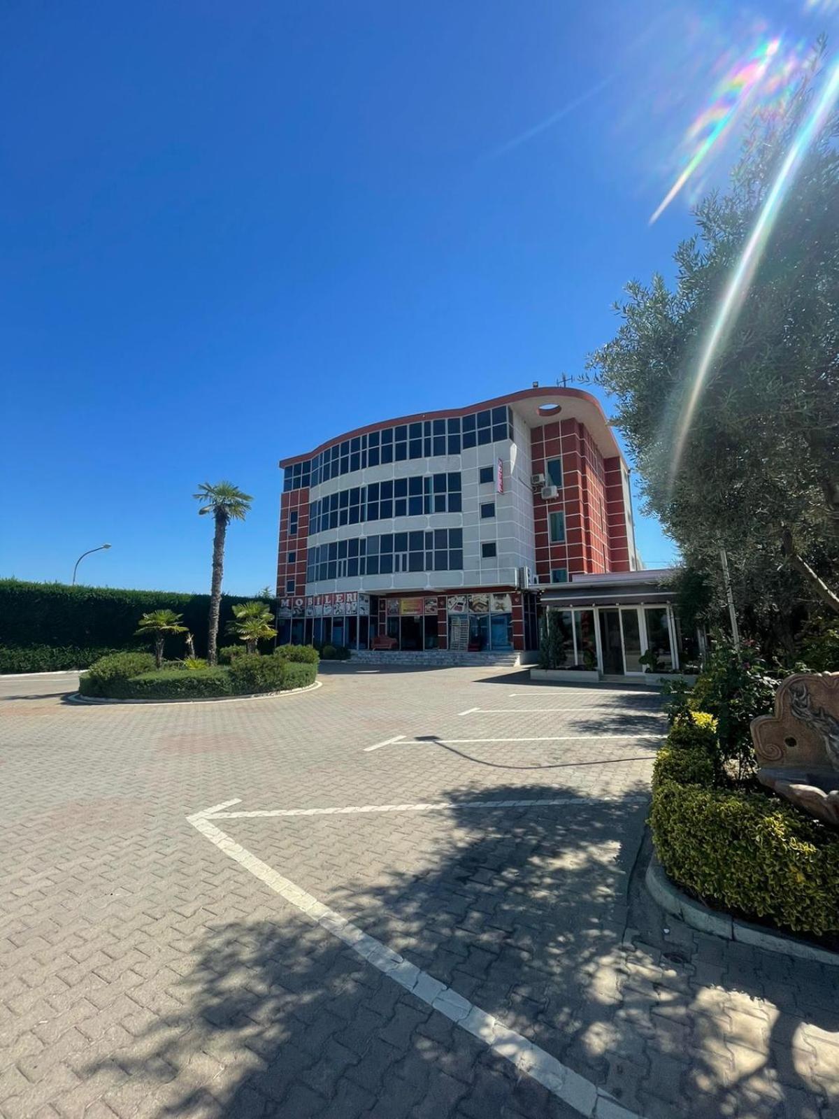 Hotel Grand Hotel Gjyshi - Image 1