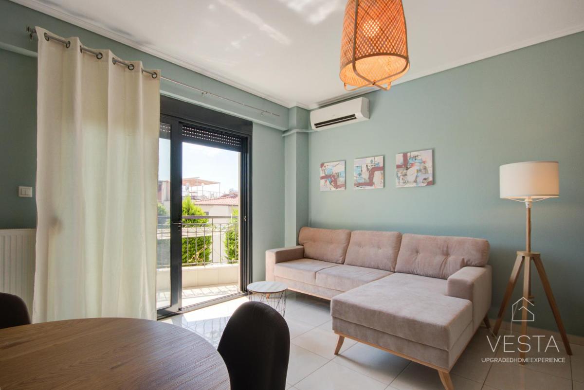 Uptown 2-level Apt, private patio & balcony with views photo 2