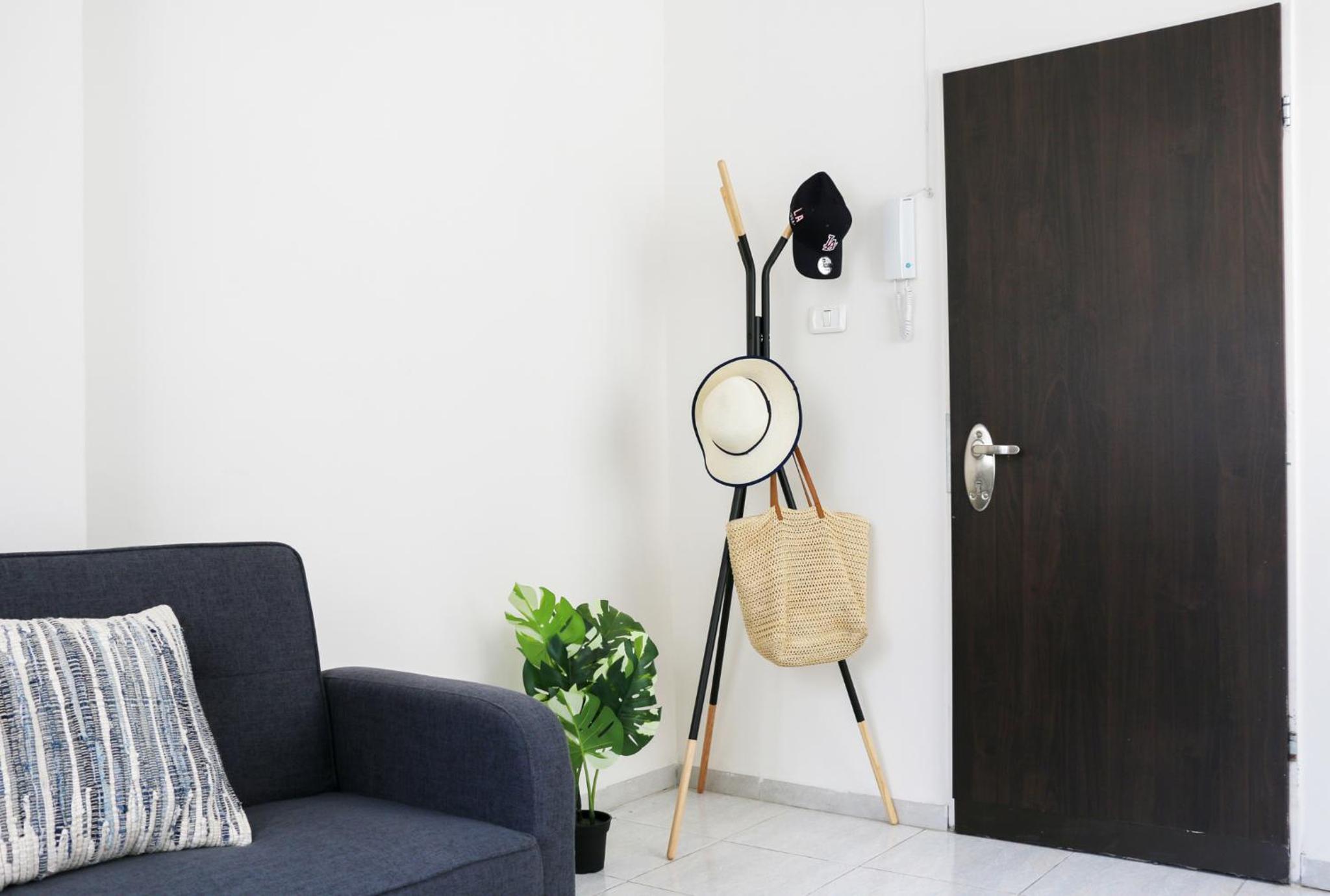 Modern and spacious apartment in downtown view 3
