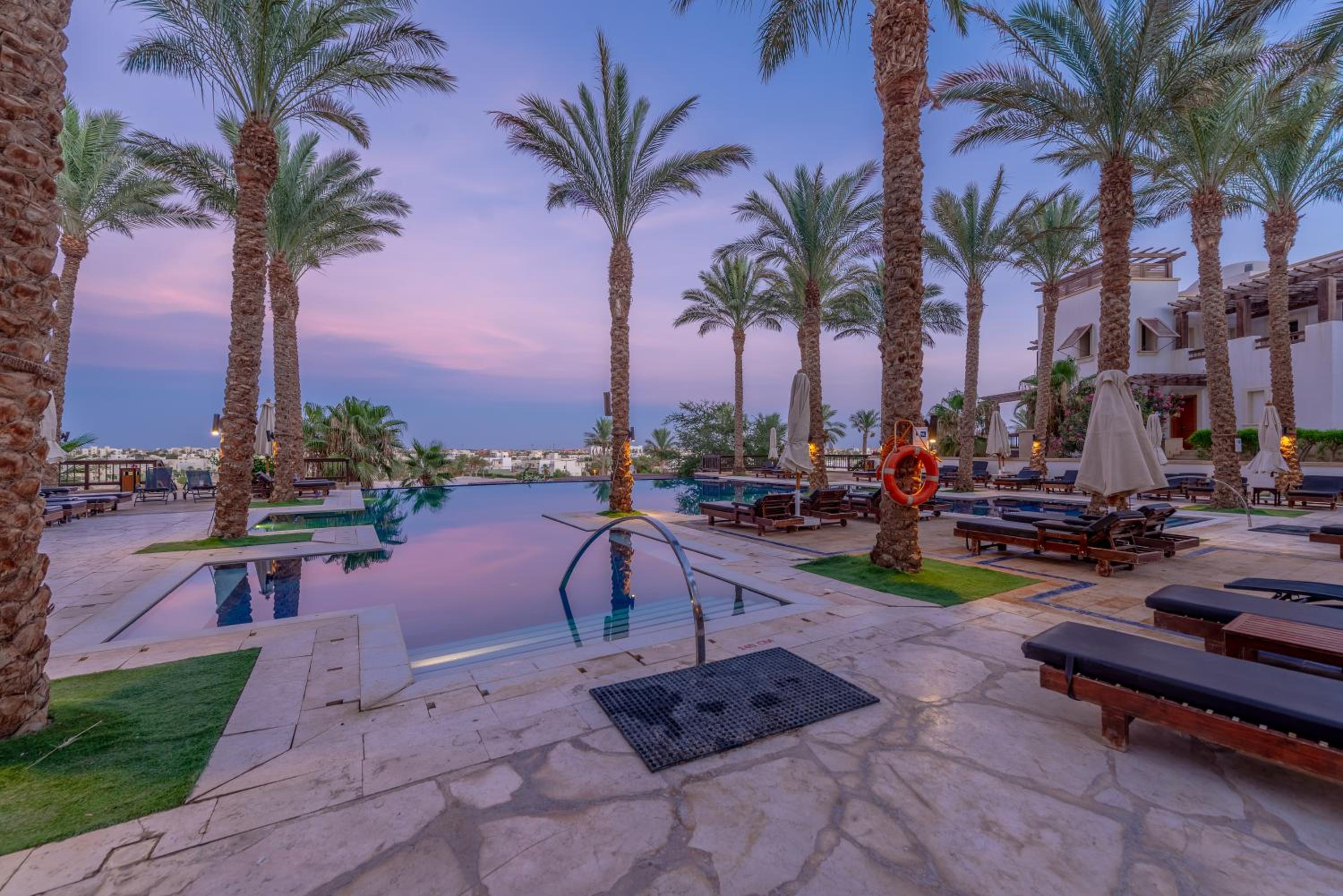 Classy 1-Bedroom Apartment in Ancient Sands with Pool View