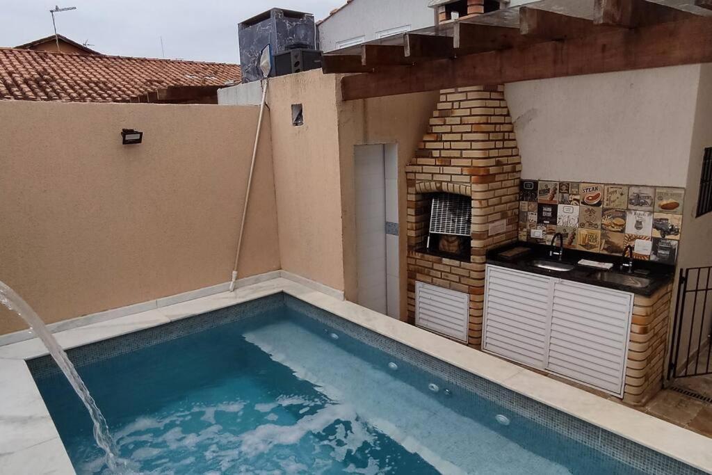 A Casa Linda Com Piscina Aquecida churrasqueira wifi pertinho da praia em Itanhaém